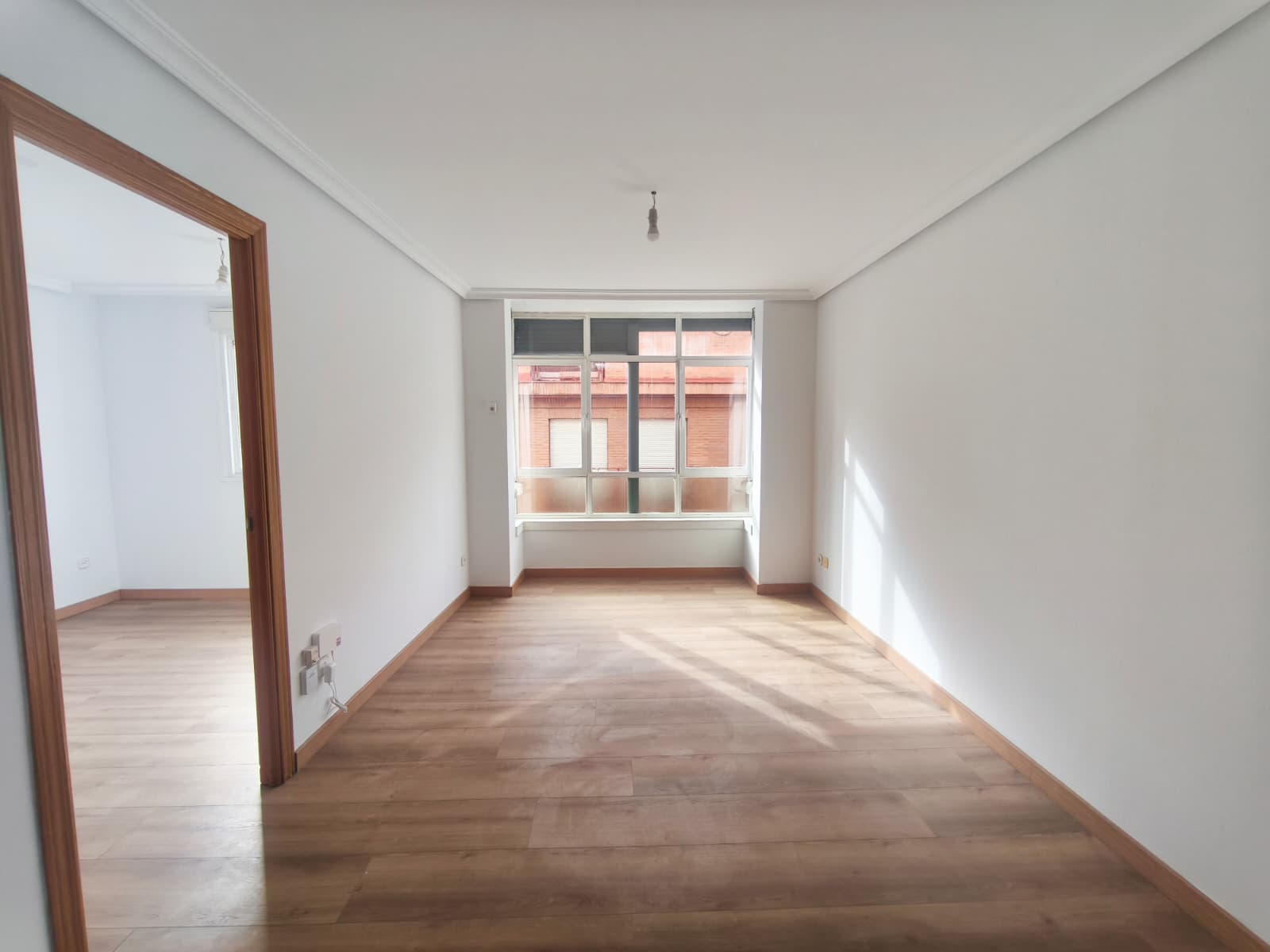 Piso luminoso en Valdeacederas, con amplio trastero privativo.