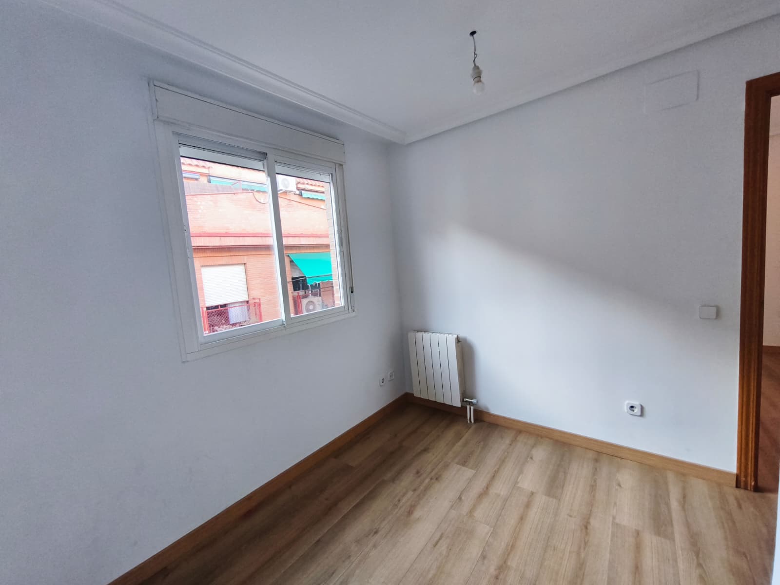 Piso luminoso en Valdeacederas, con amplio trastero privativo.