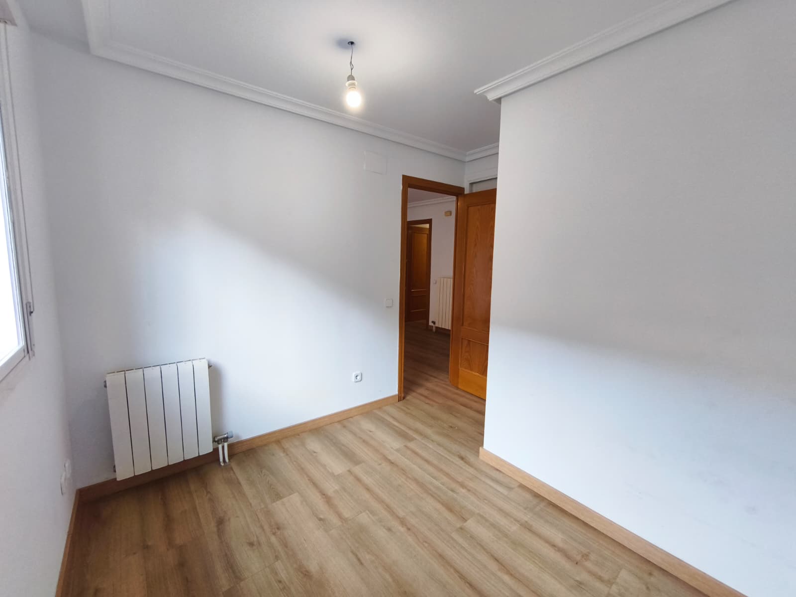 Piso luminoso en Valdeacederas, con amplio trastero privativo.