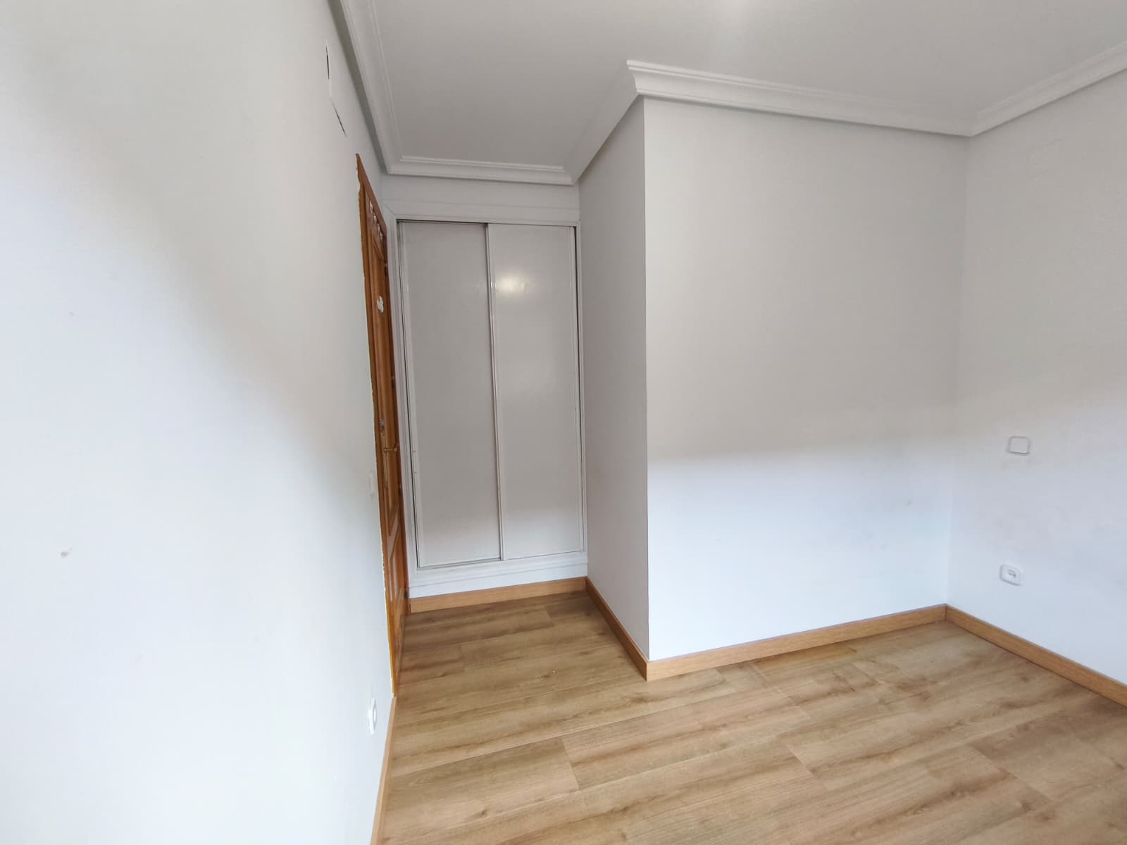 Piso luminoso en Valdeacederas, con amplio trastero privativo.