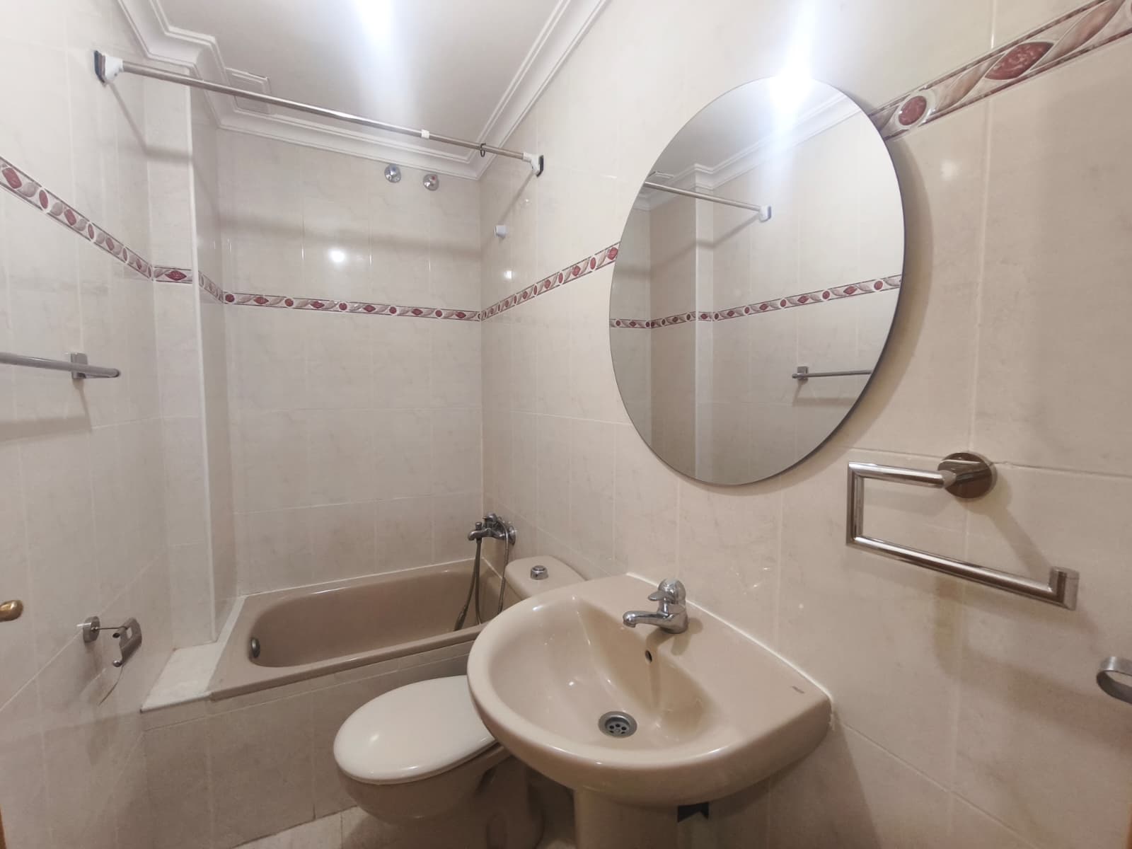 Piso luminoso en Valdeacederas, con amplio trastero privativo.