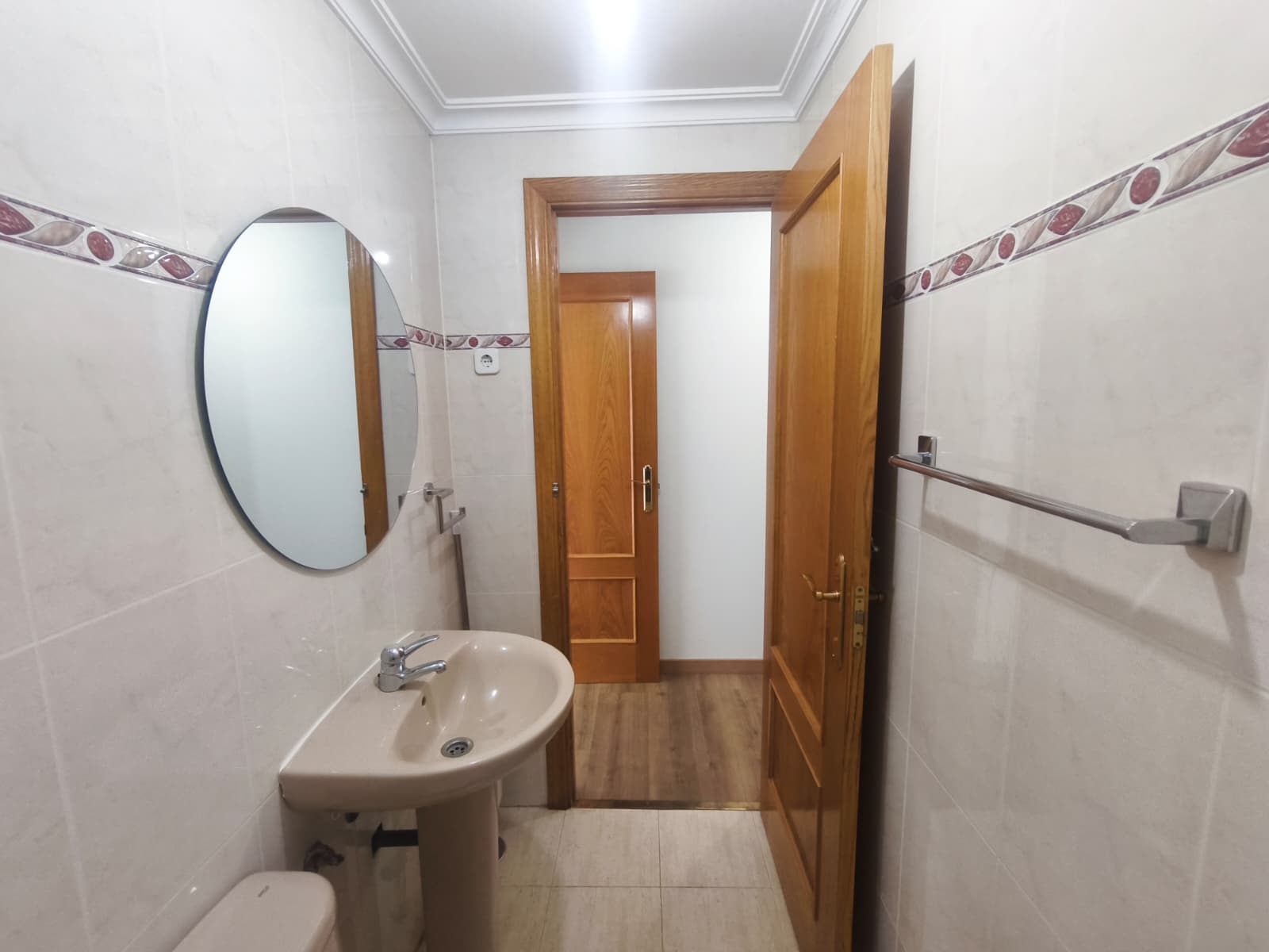 Piso luminoso en Valdeacederas, con amplio trastero privativo.