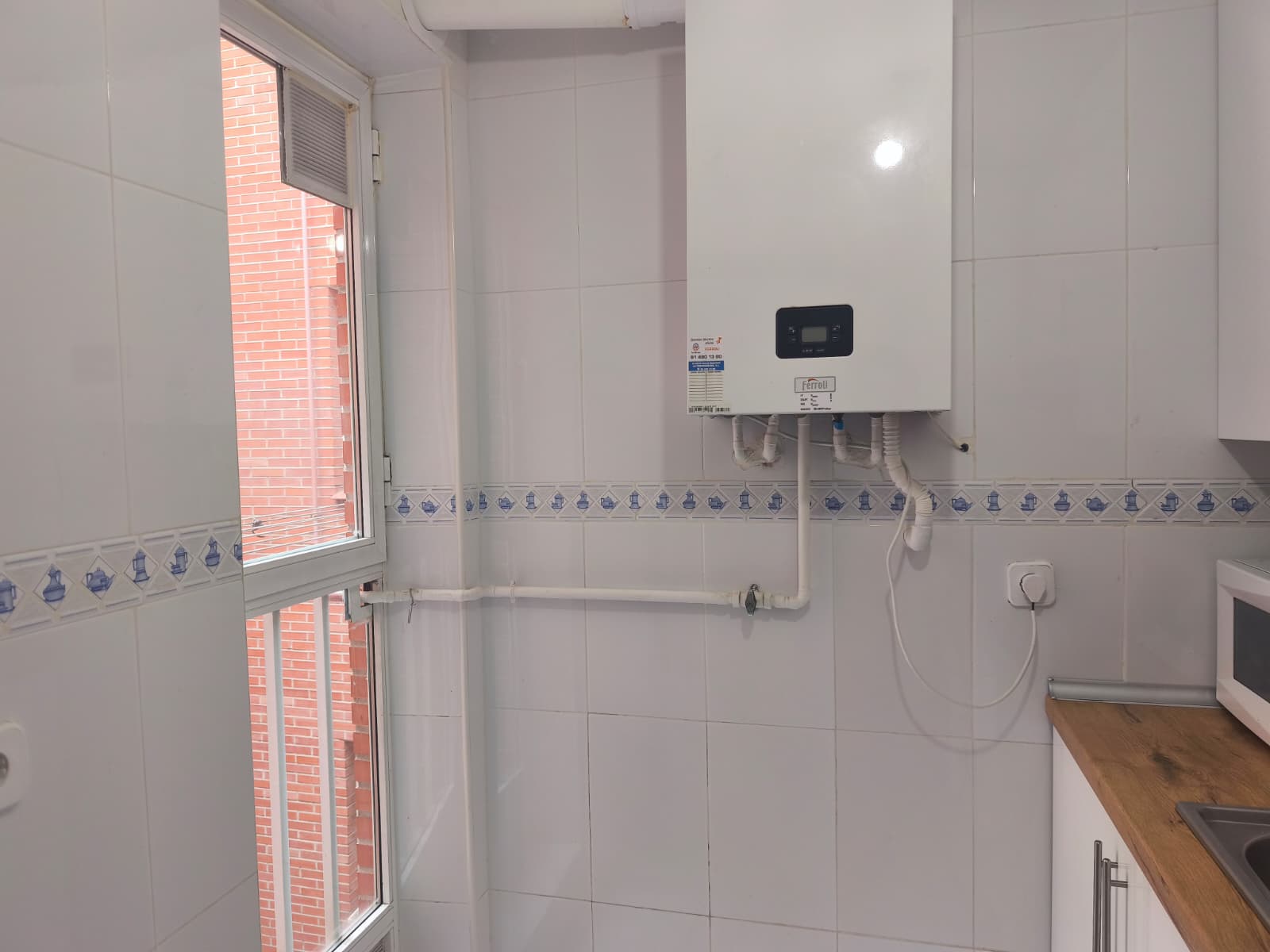 Piso luminoso en Valdeacederas, con amplio trastero privativo.