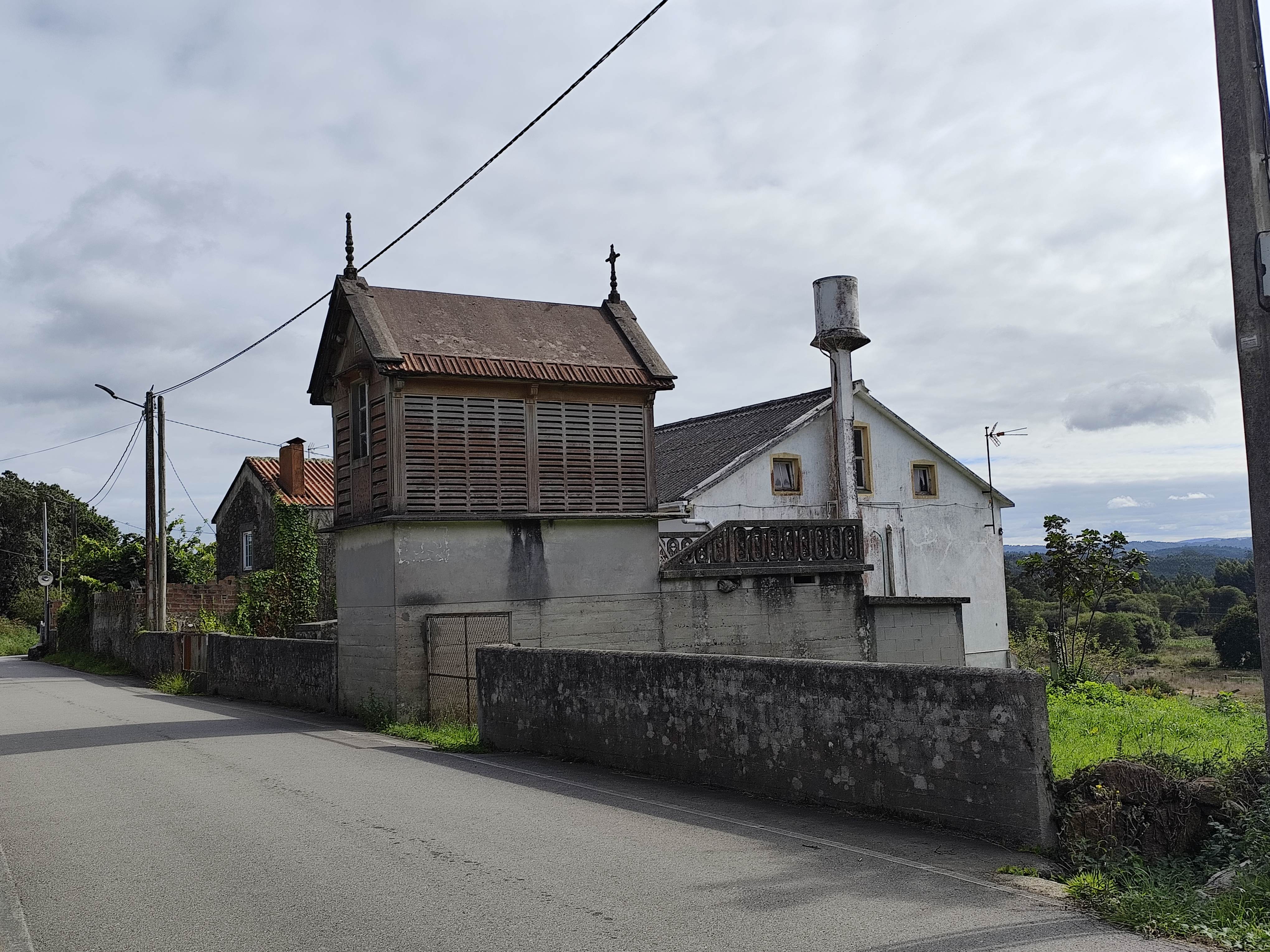 CASA CON 1.337 m² DE PARCELA Y HÓRREO – A LARACHA