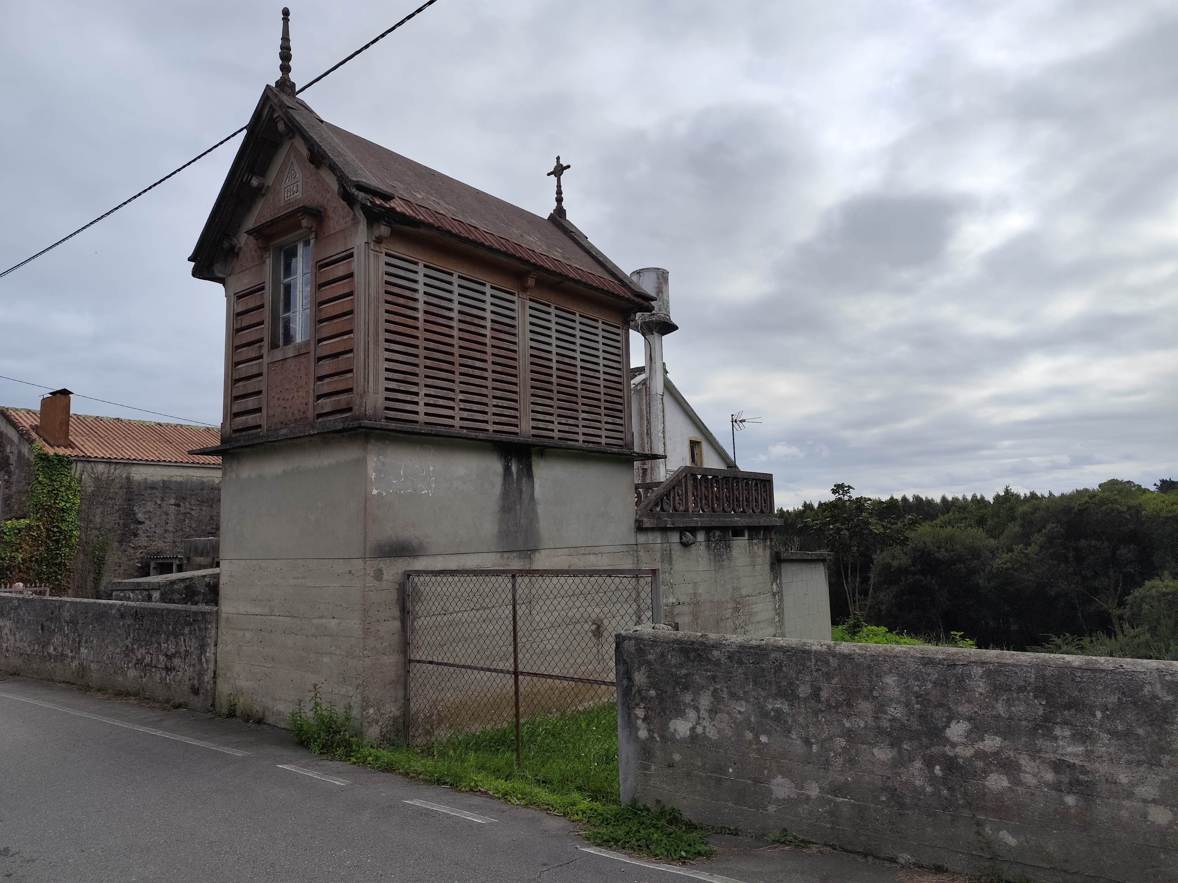 CASA CON 1.337 m² DE PARCELA Y HÓRREO – A LARACHA