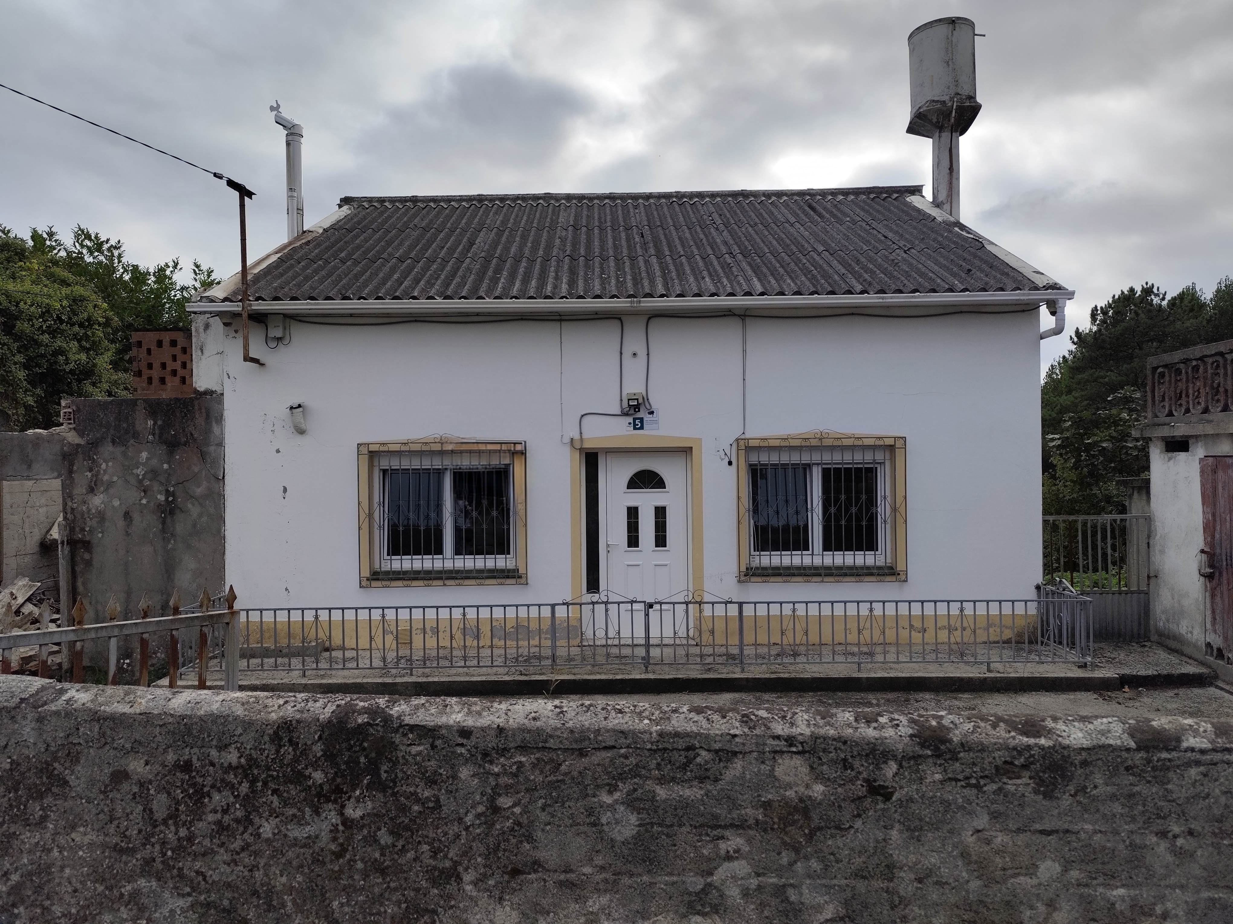 CASA CON 1.337 m² DE PARCELA Y HÓRREO – A LARACHA