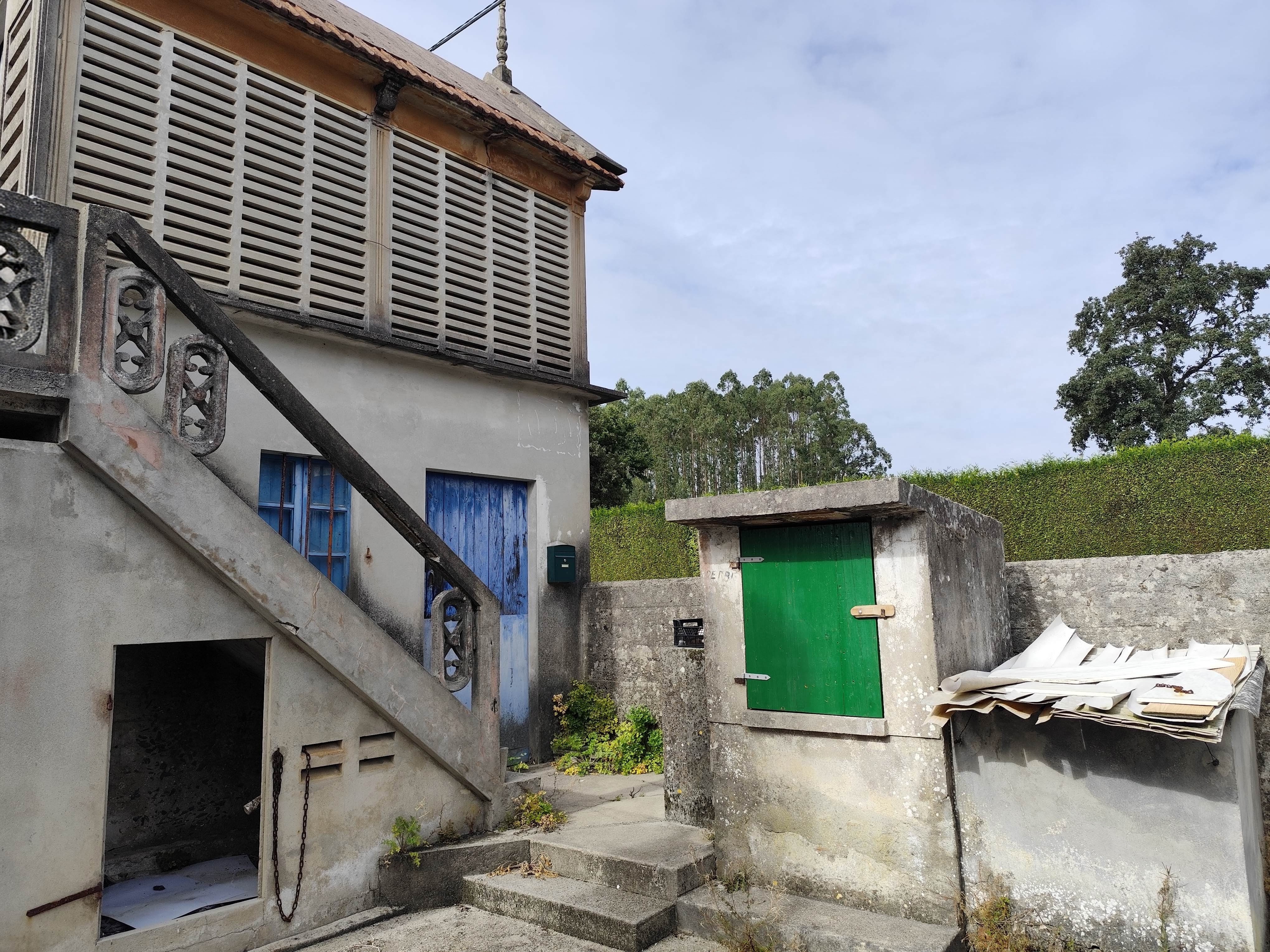 CASA CON 1.337 m² DE PARCELA Y HÓRREO – A LARACHA