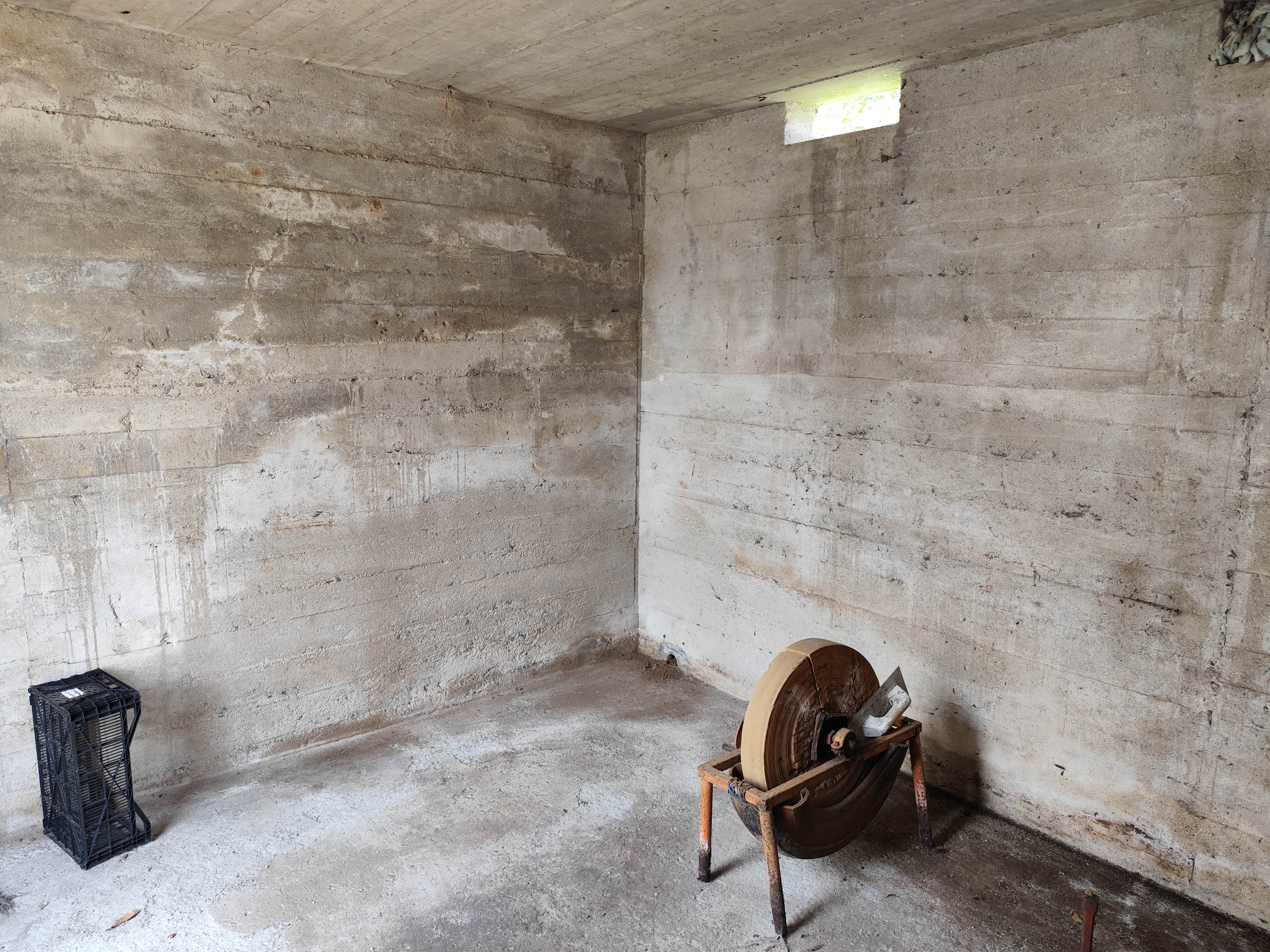 CASA CON 1.337 m² DE PARCELA Y HÓRREO – A LARACHA