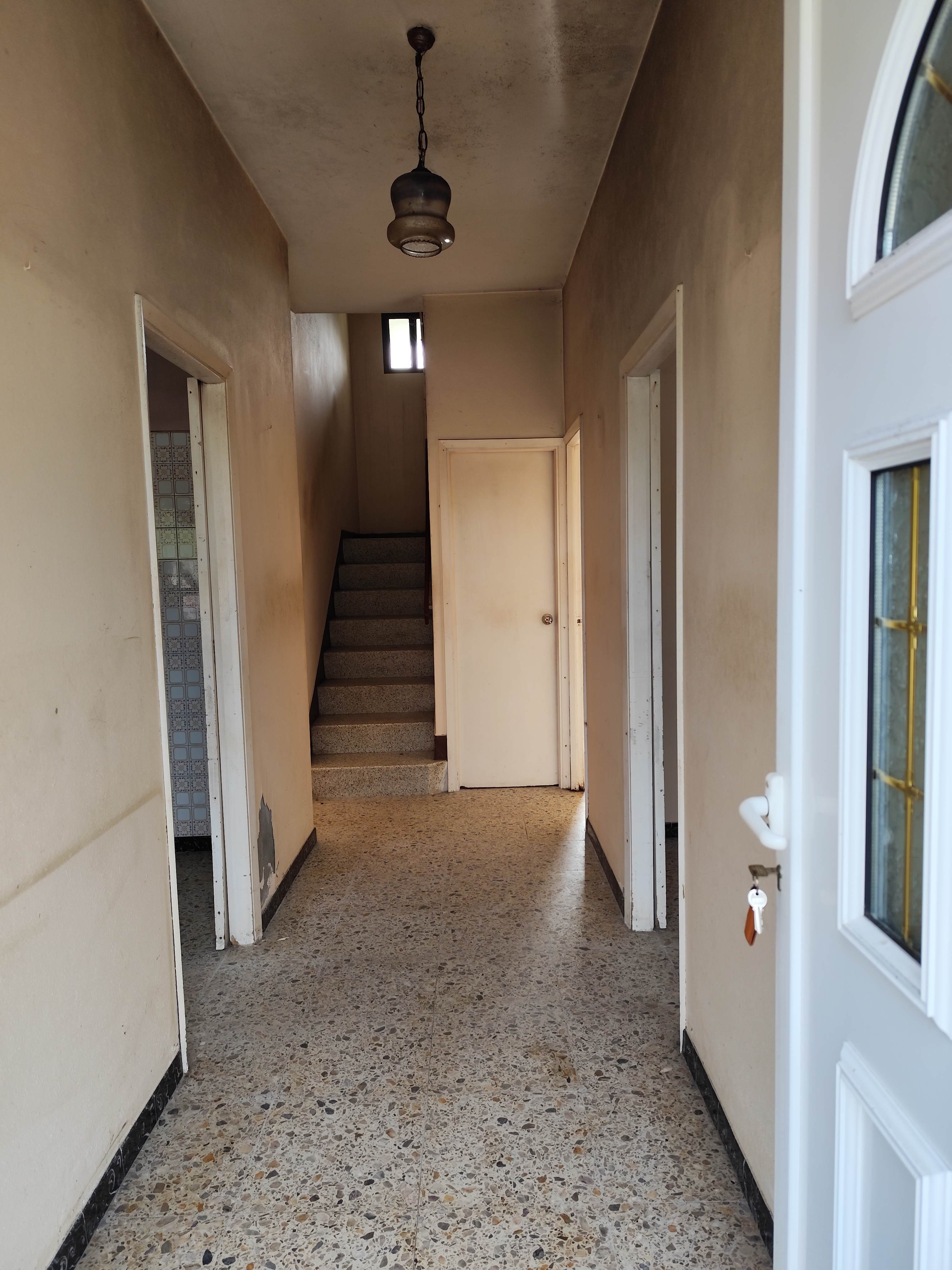 CASA CON 1.337 m² DE PARCELA Y HÓRREO – A LARACHA