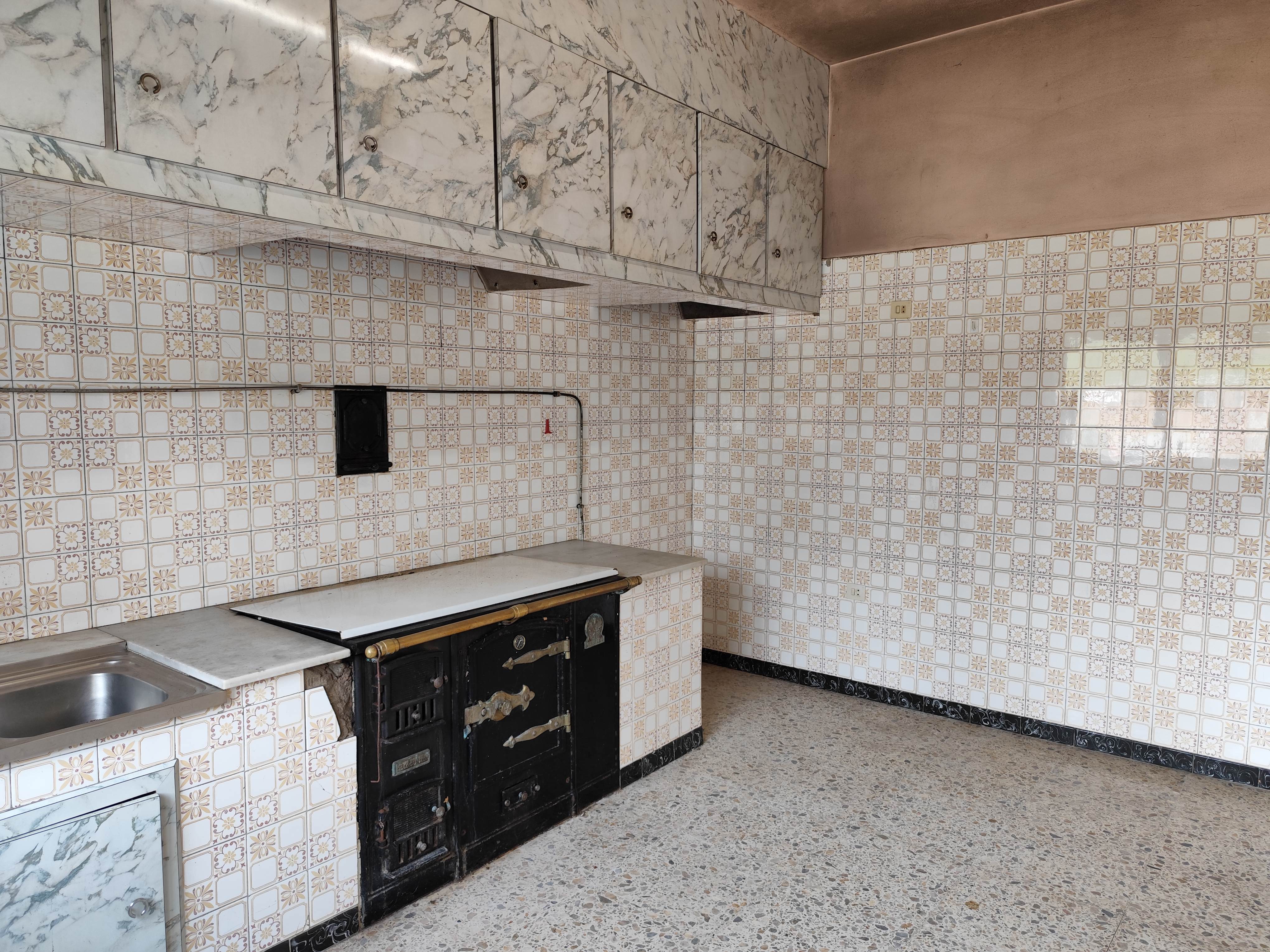 CASA CON 1.337 m² DE PARCELA Y HÓRREO – A LARACHA
