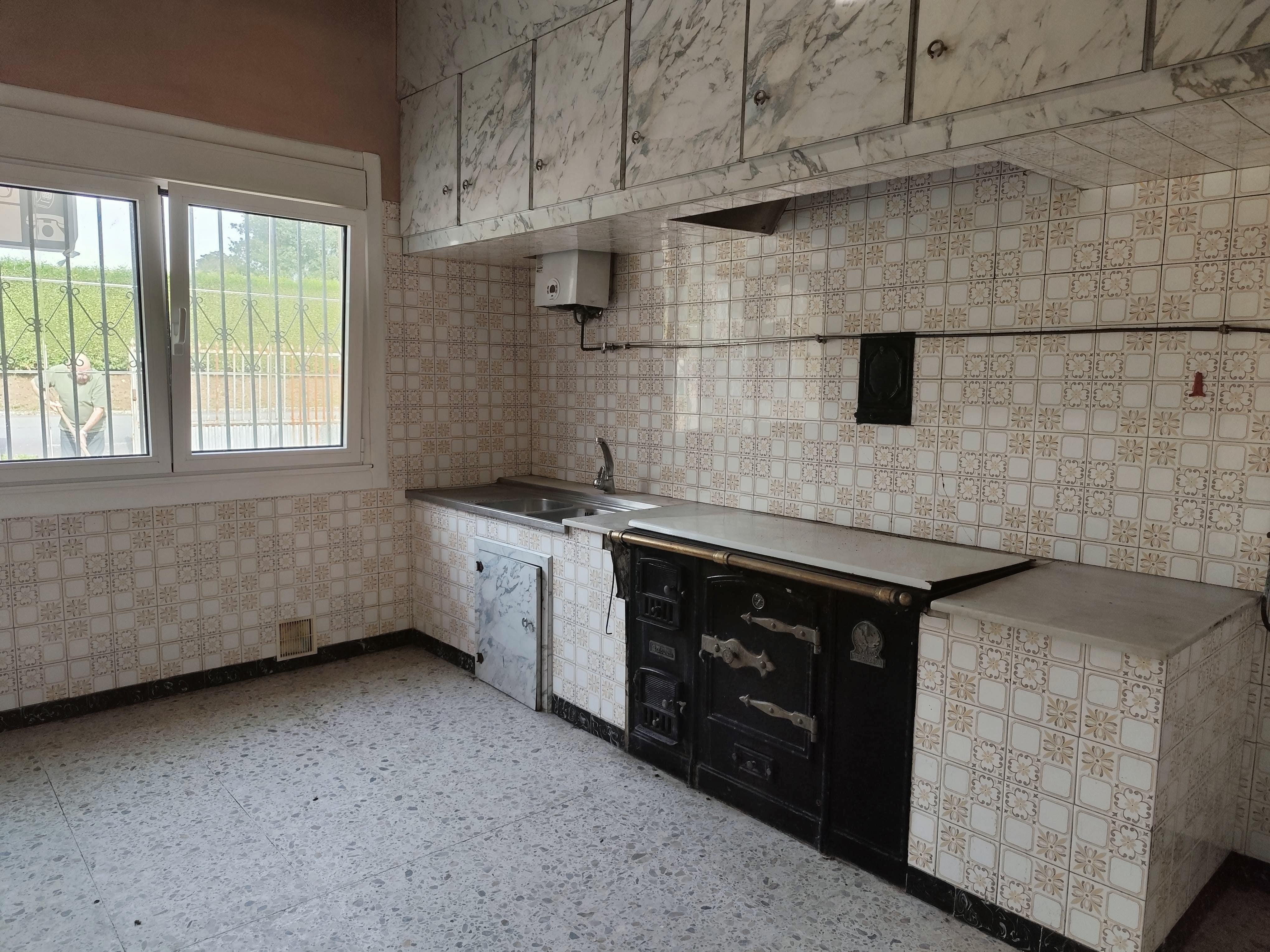 CASA CON 1.337 m² DE PARCELA Y HÓRREO – A LARACHA