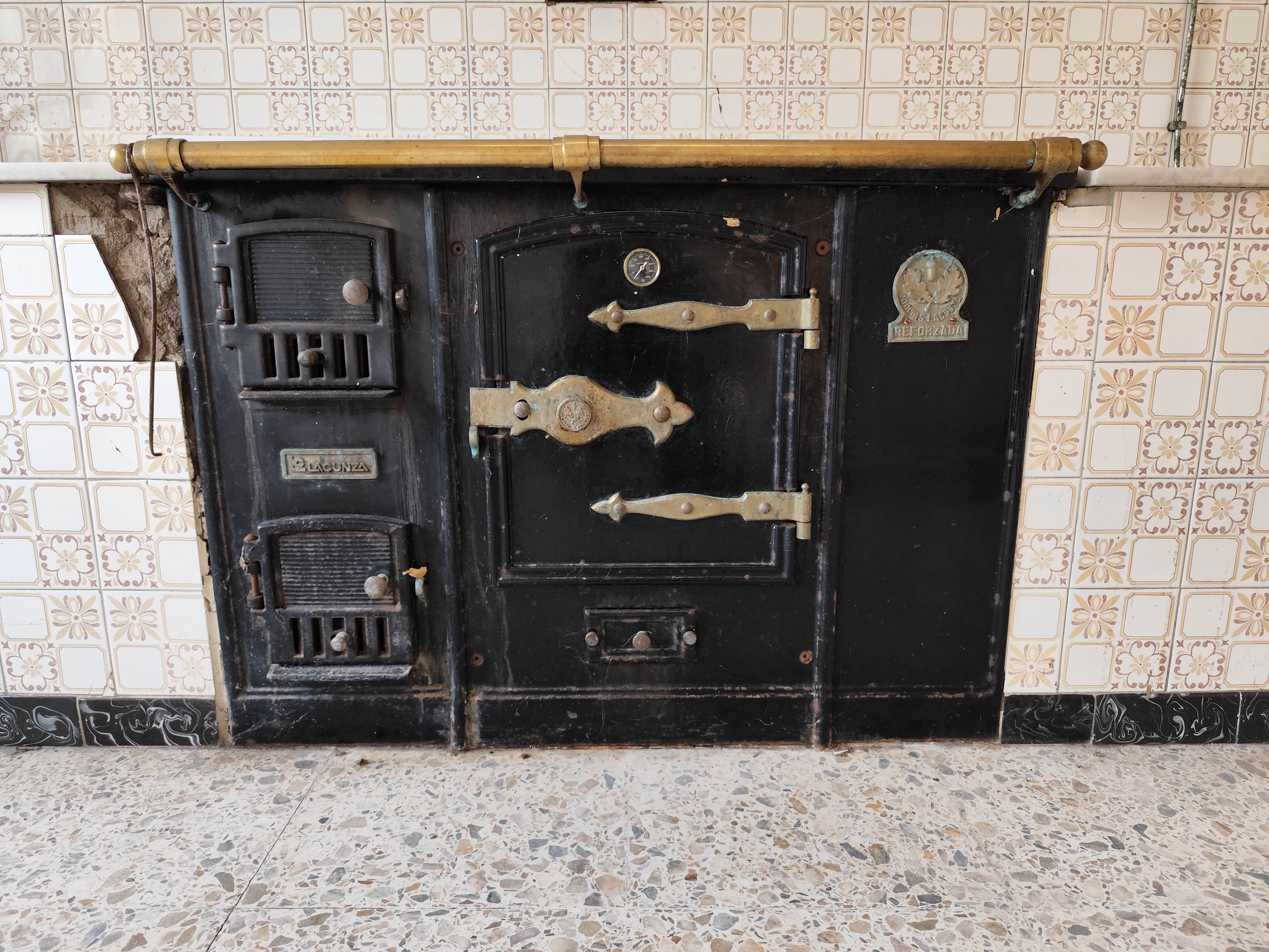 CASA CON 1.337 m² DE PARCELA Y HÓRREO – A LARACHA