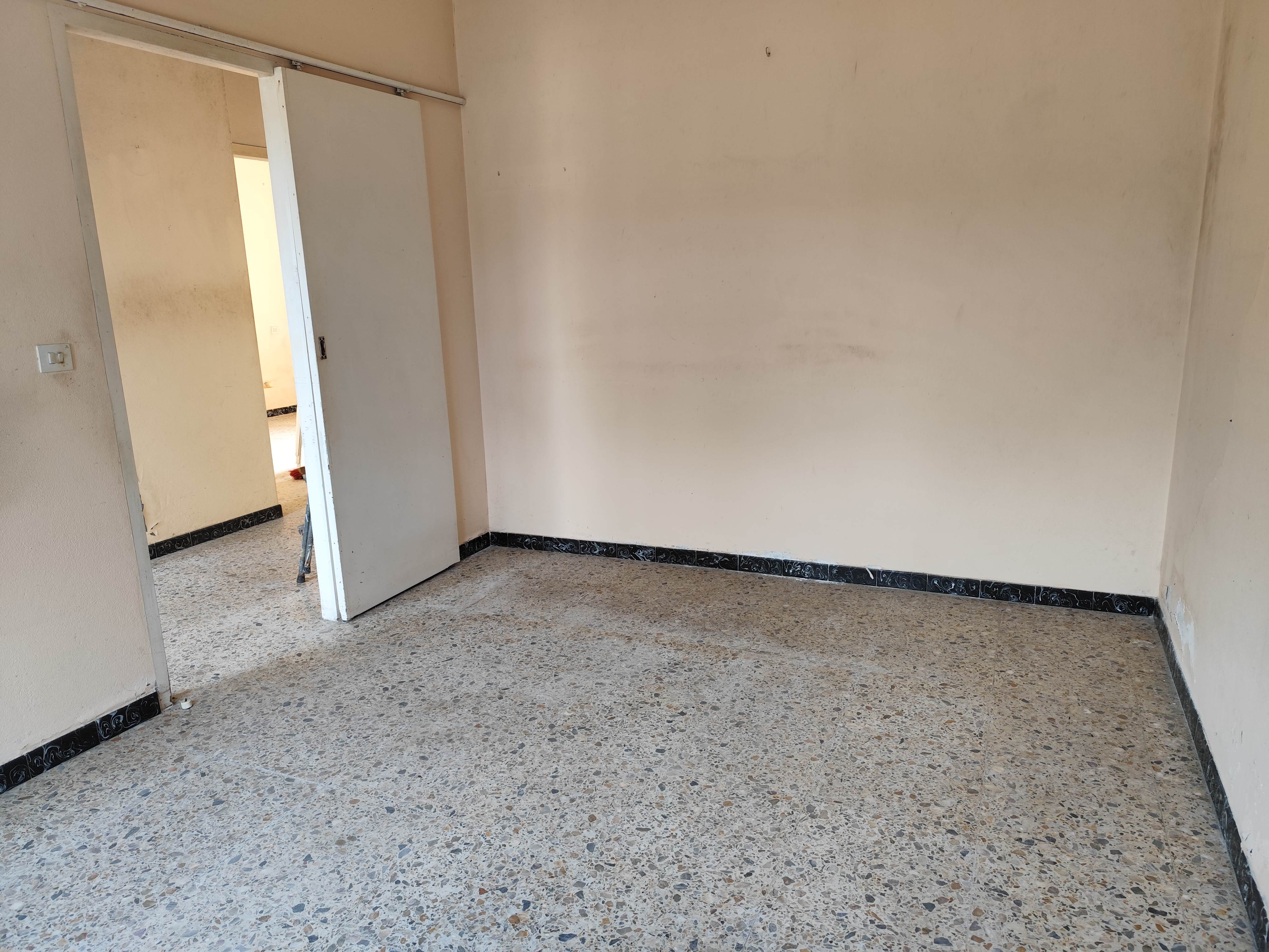 CASA CON 1.337 m² DE PARCELA Y HÓRREO – A LARACHA
