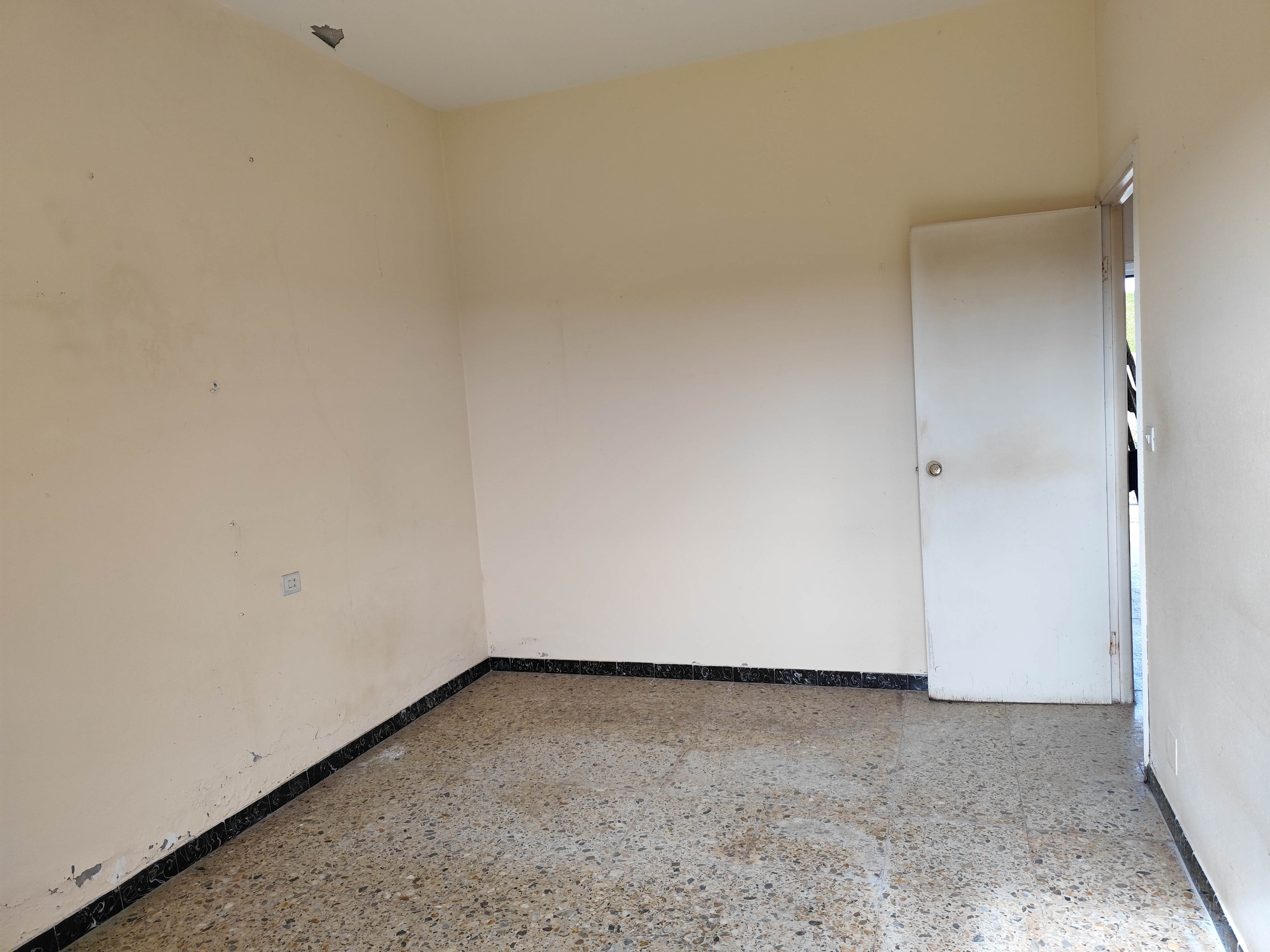 CASA CON 1.337 m² DE PARCELA Y HÓRREO – A LARACHA