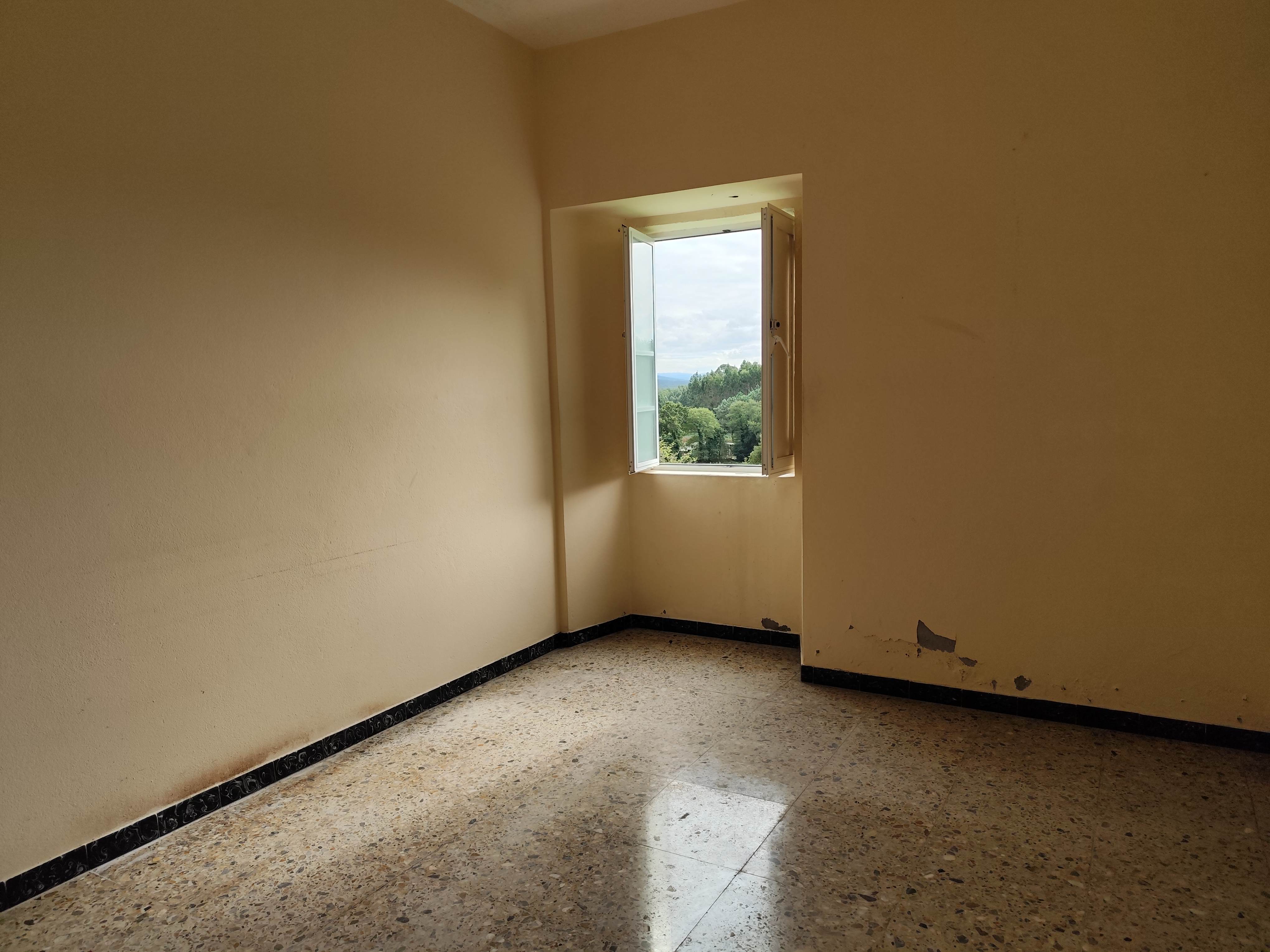 CASA CON 1.337 m² DE PARCELA Y HÓRREO – A LARACHA