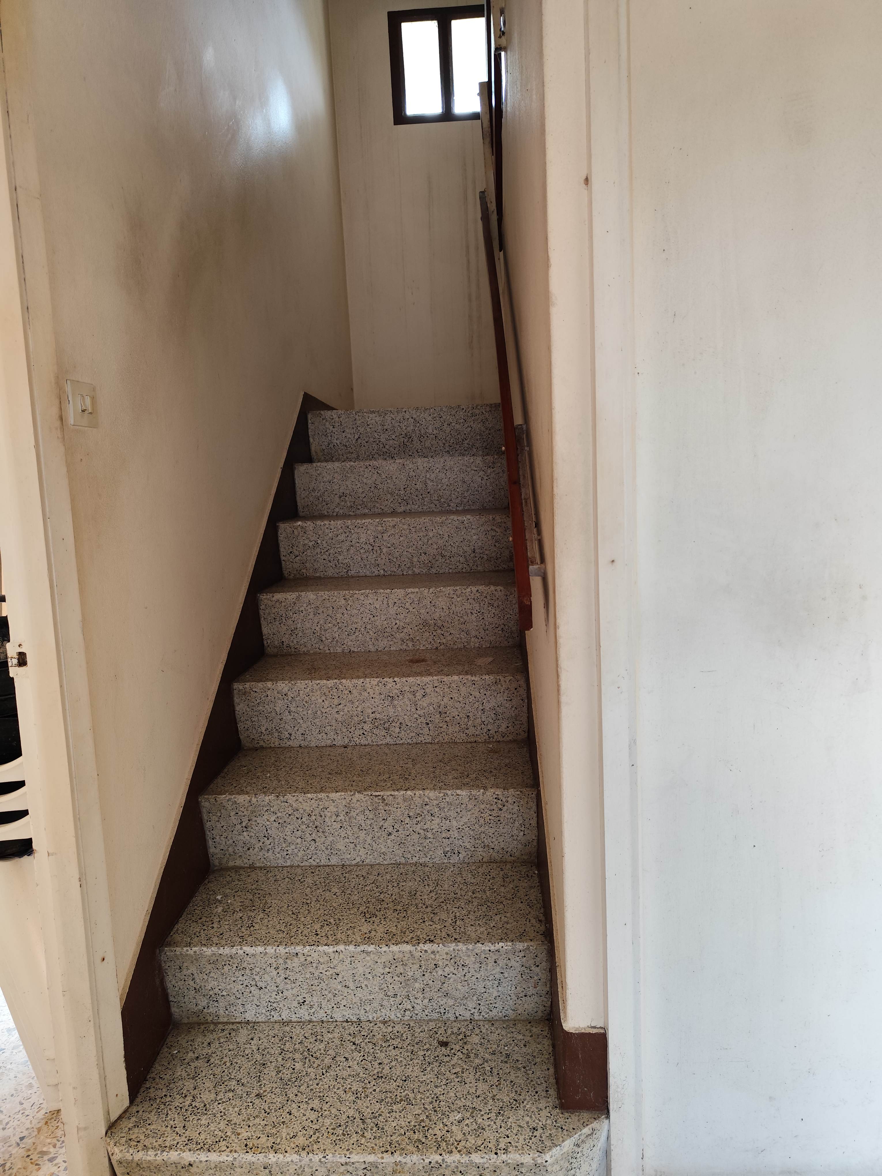 CASA CON 1.337 m² DE PARCELA Y HÓRREO – A LARACHA