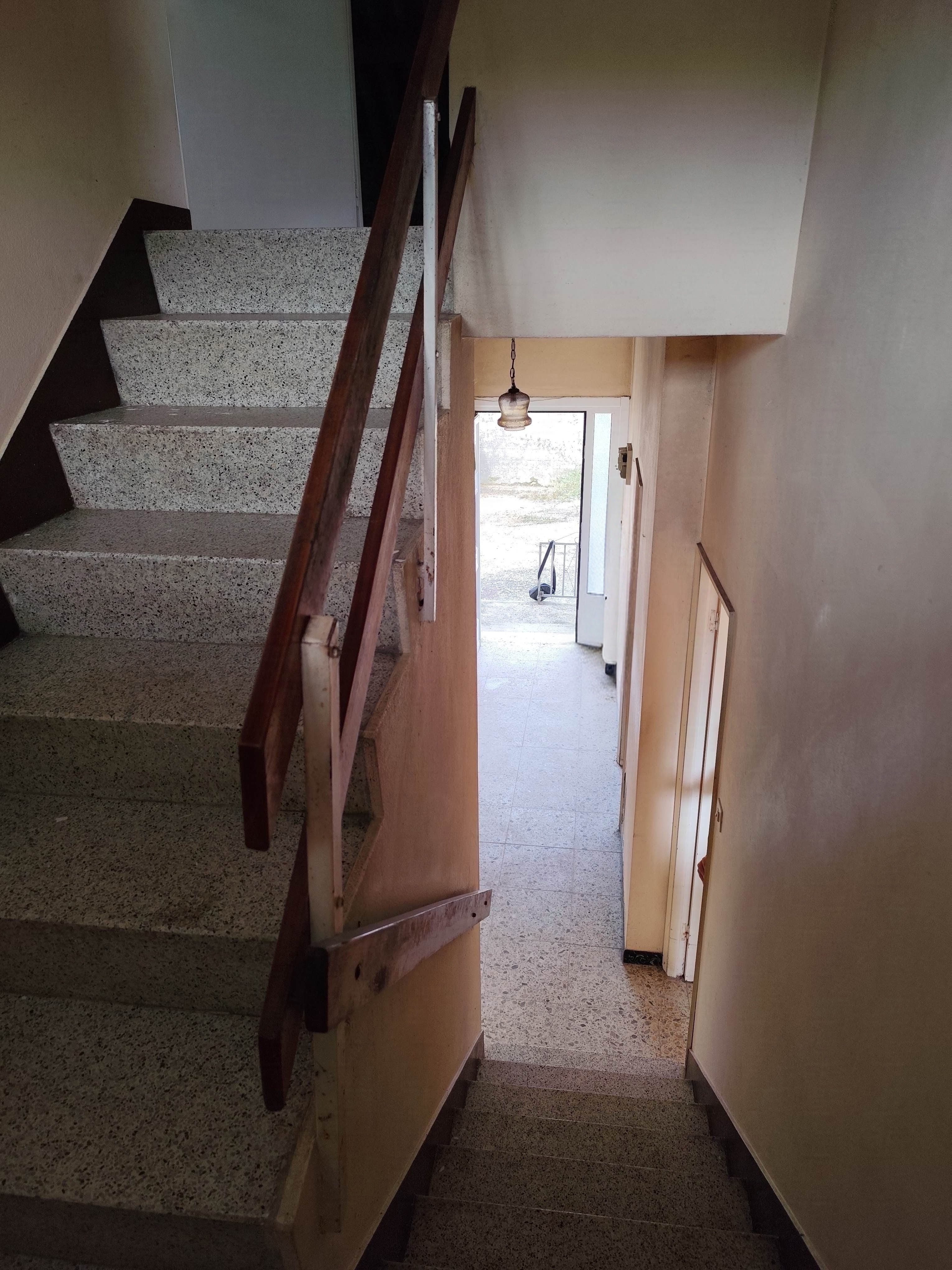 CASA CON 1.337 m² DE PARCELA Y HÓRREO – A LARACHA