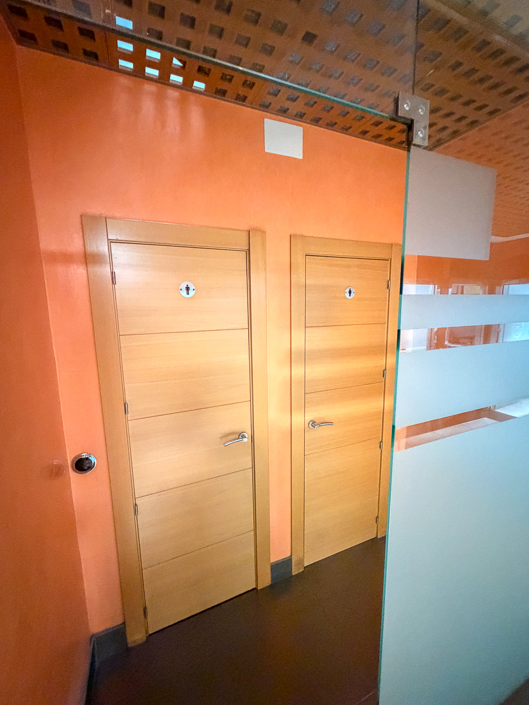 Oficina de lujo amueblada en El Comercial, 7 estancias, primeras calidades, agua y luz incluidas. Disponible 31/12/2026.