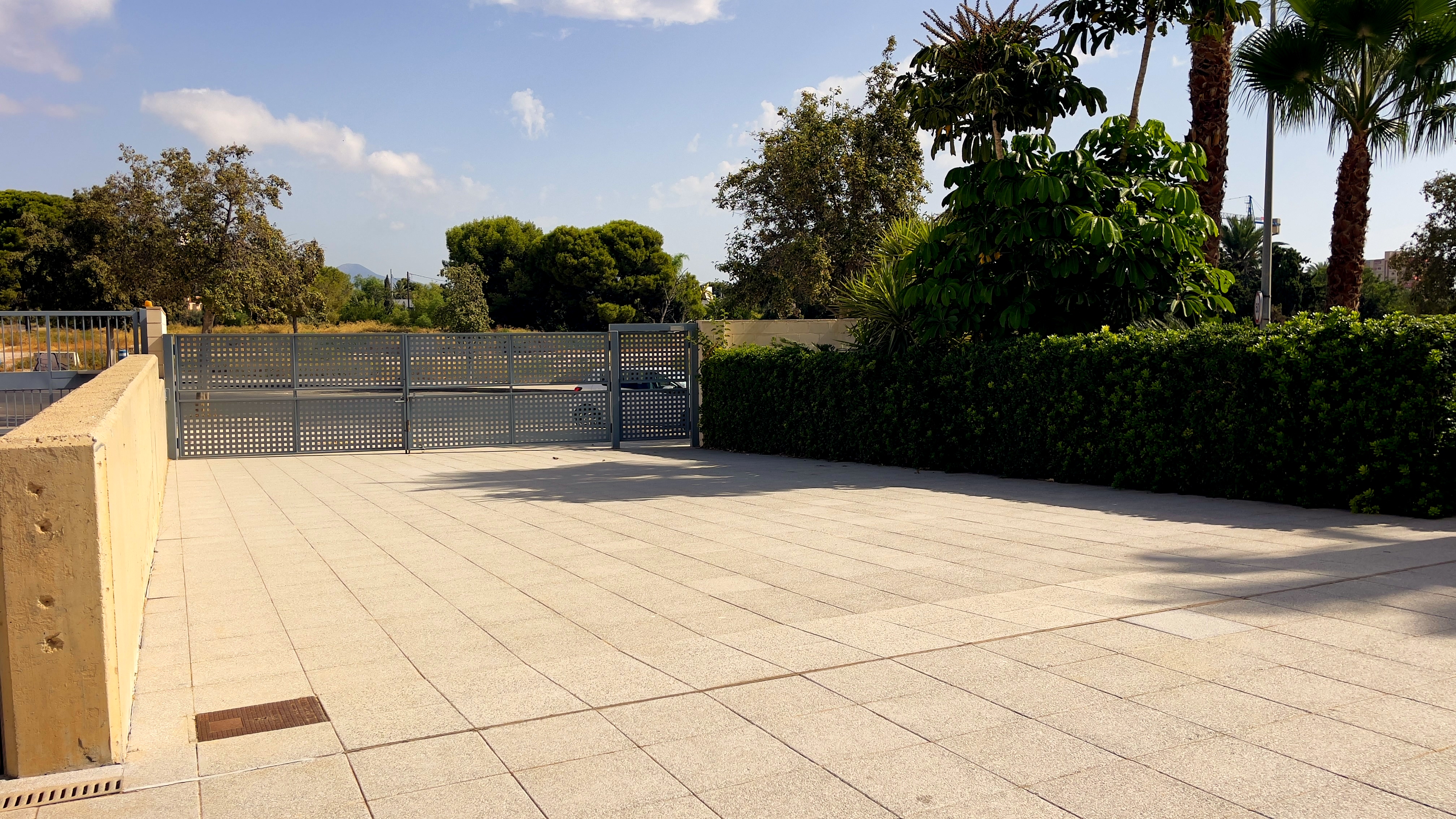 Piso amueblado con terraza, piscina y garaje en PAU 5