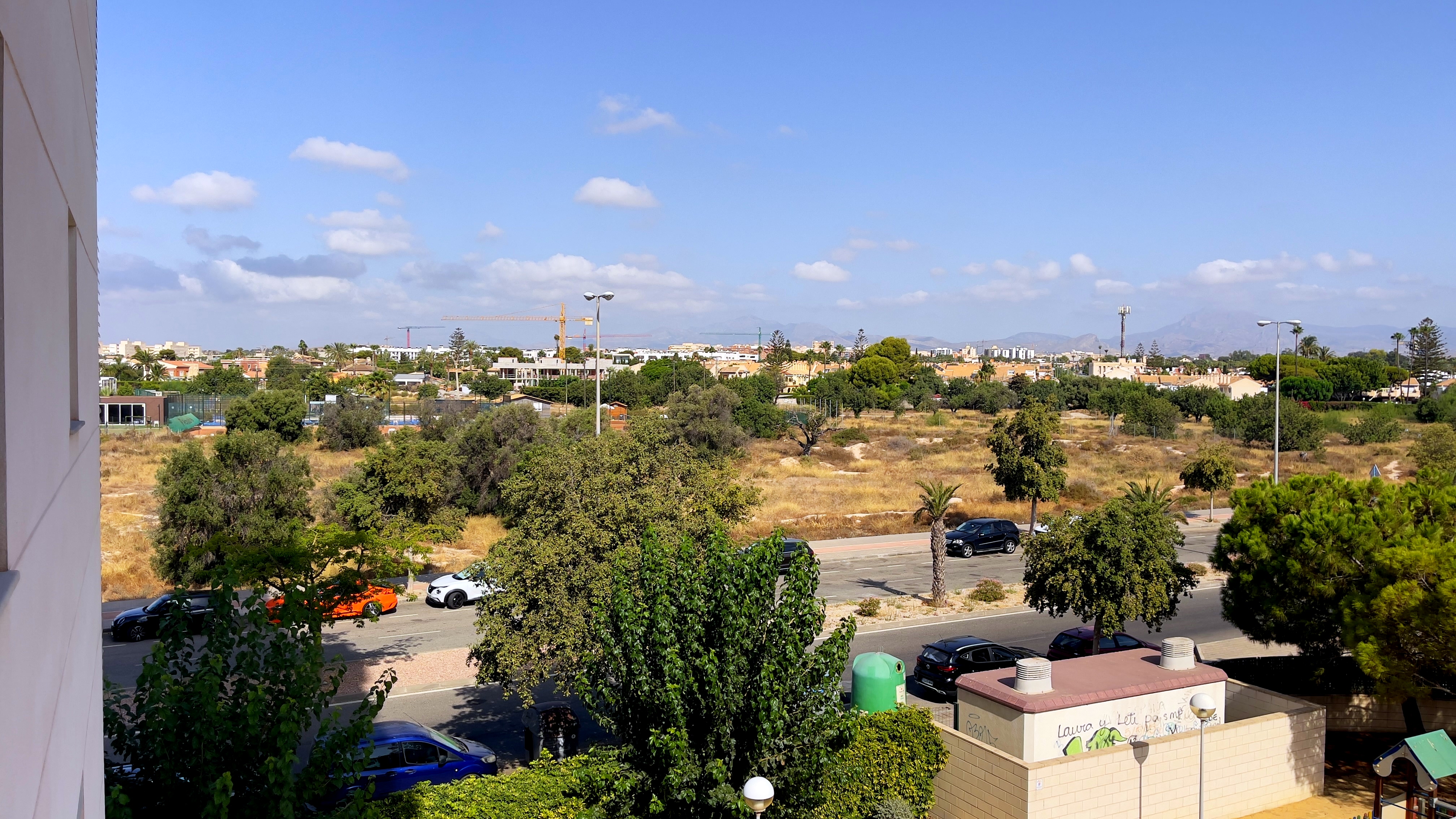 Piso amueblado con terraza, piscina y garaje en PAU 5