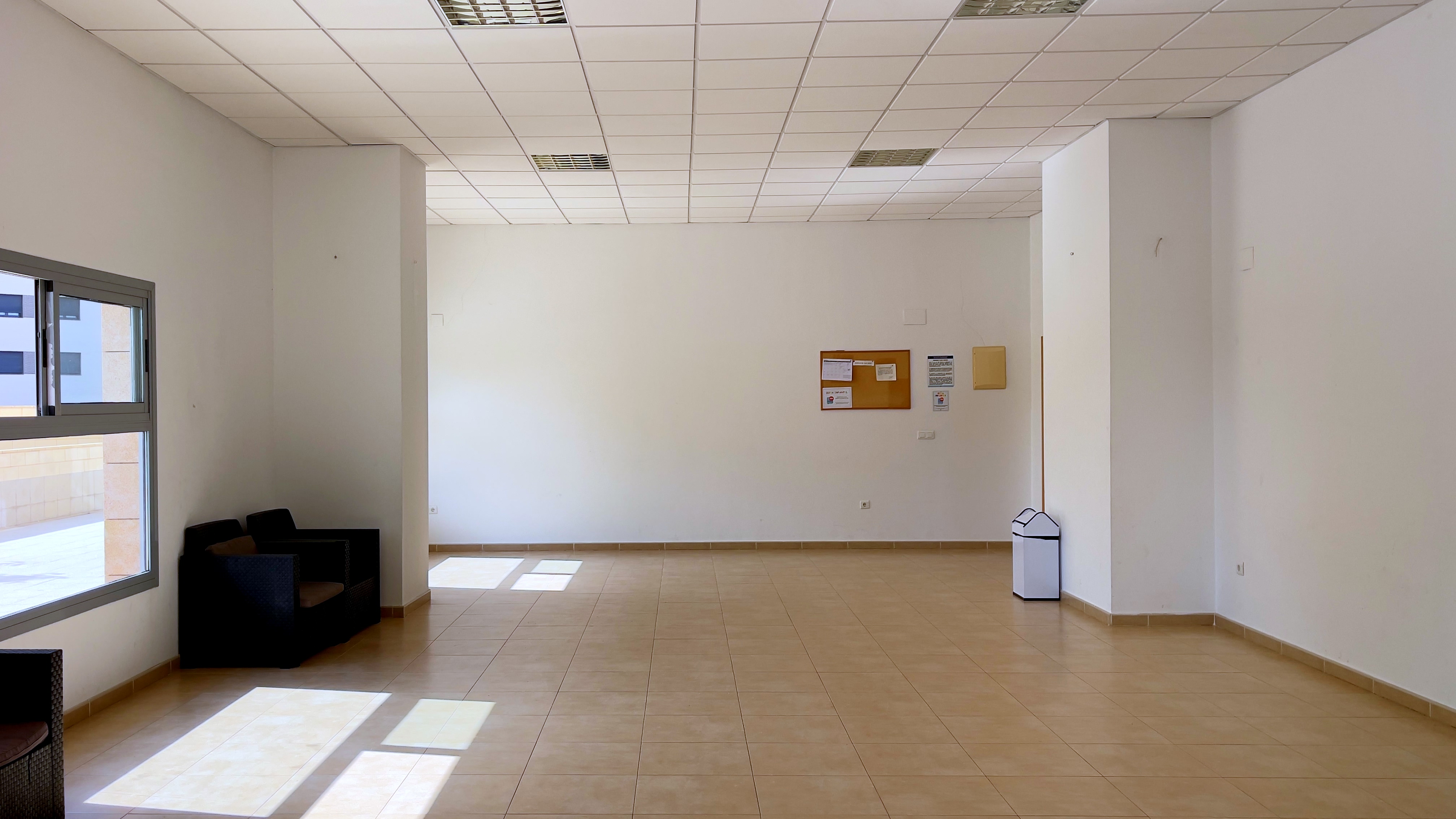 Piso amueblado con terraza, piscina y garaje en PAU 5