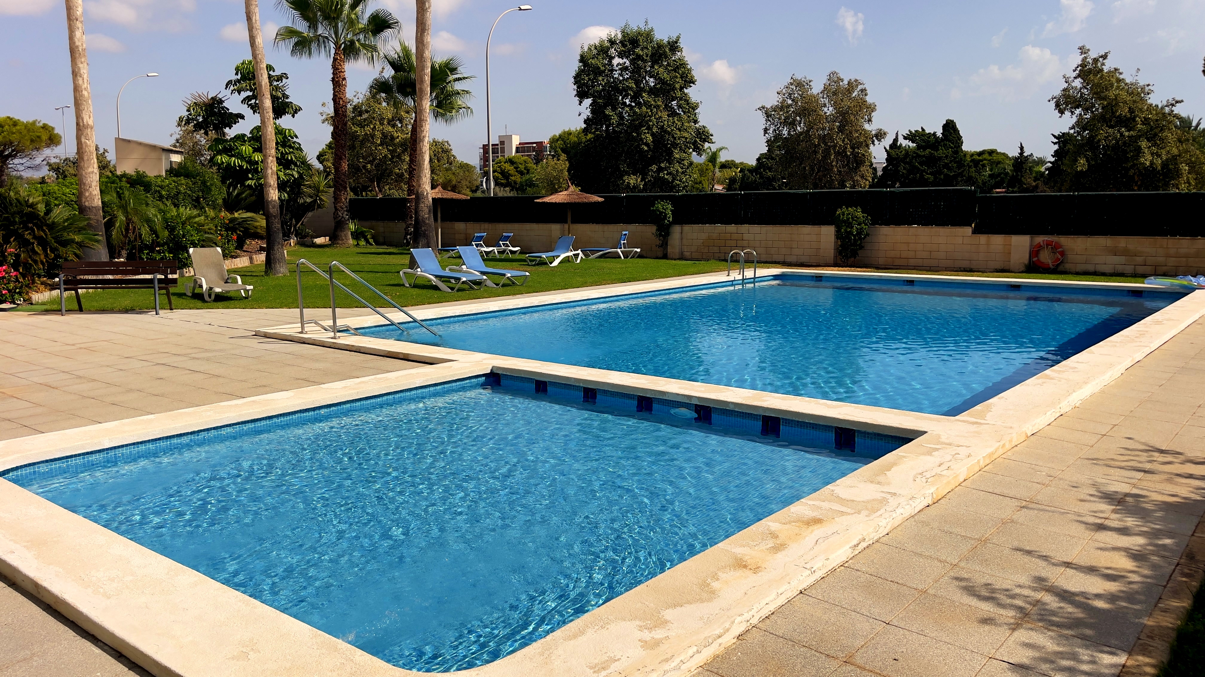 Piso amueblado con terraza, piscina y garaje en PAU 5