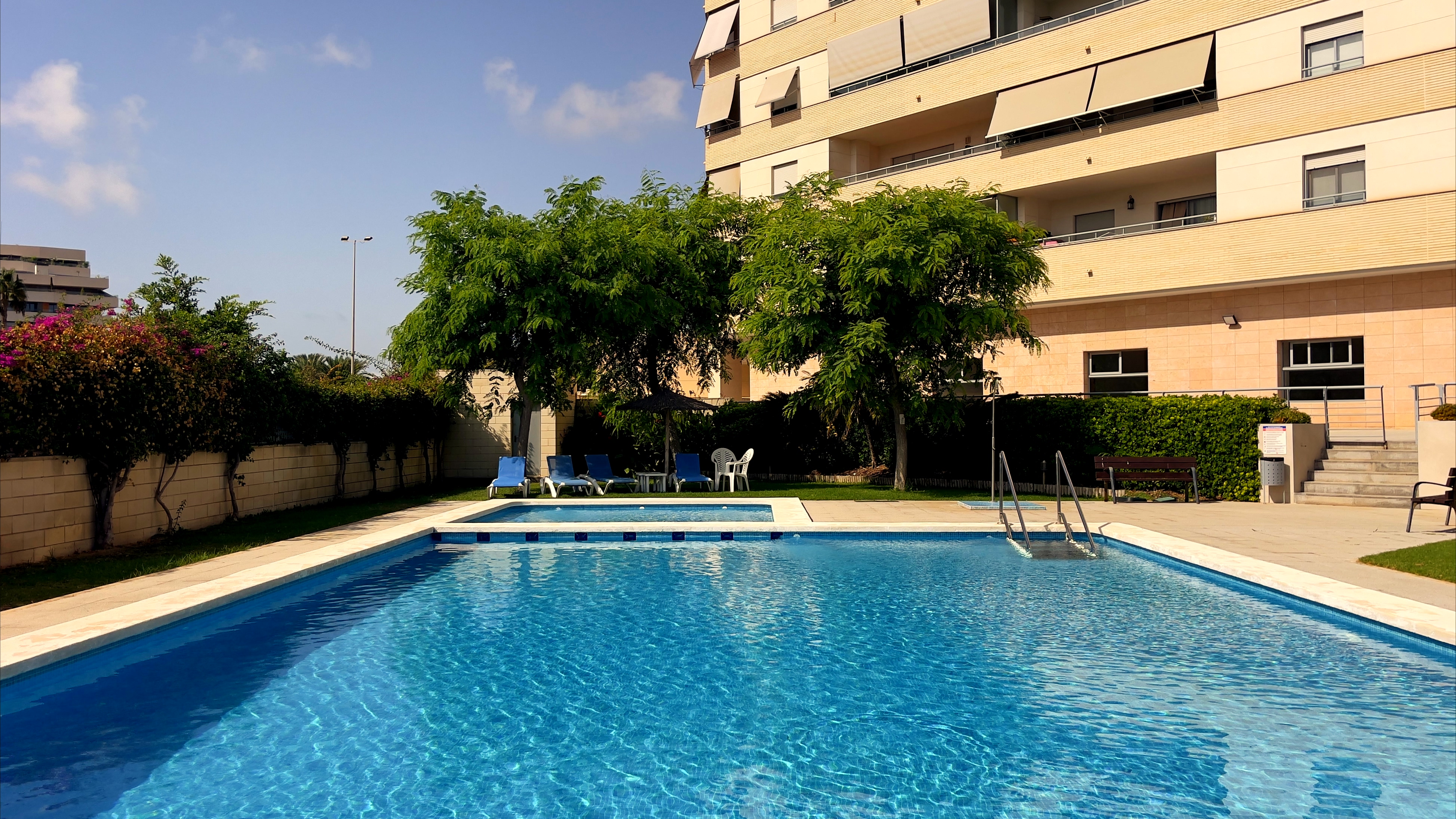 Piso amueblado con terraza, piscina y garaje en PAU 5
