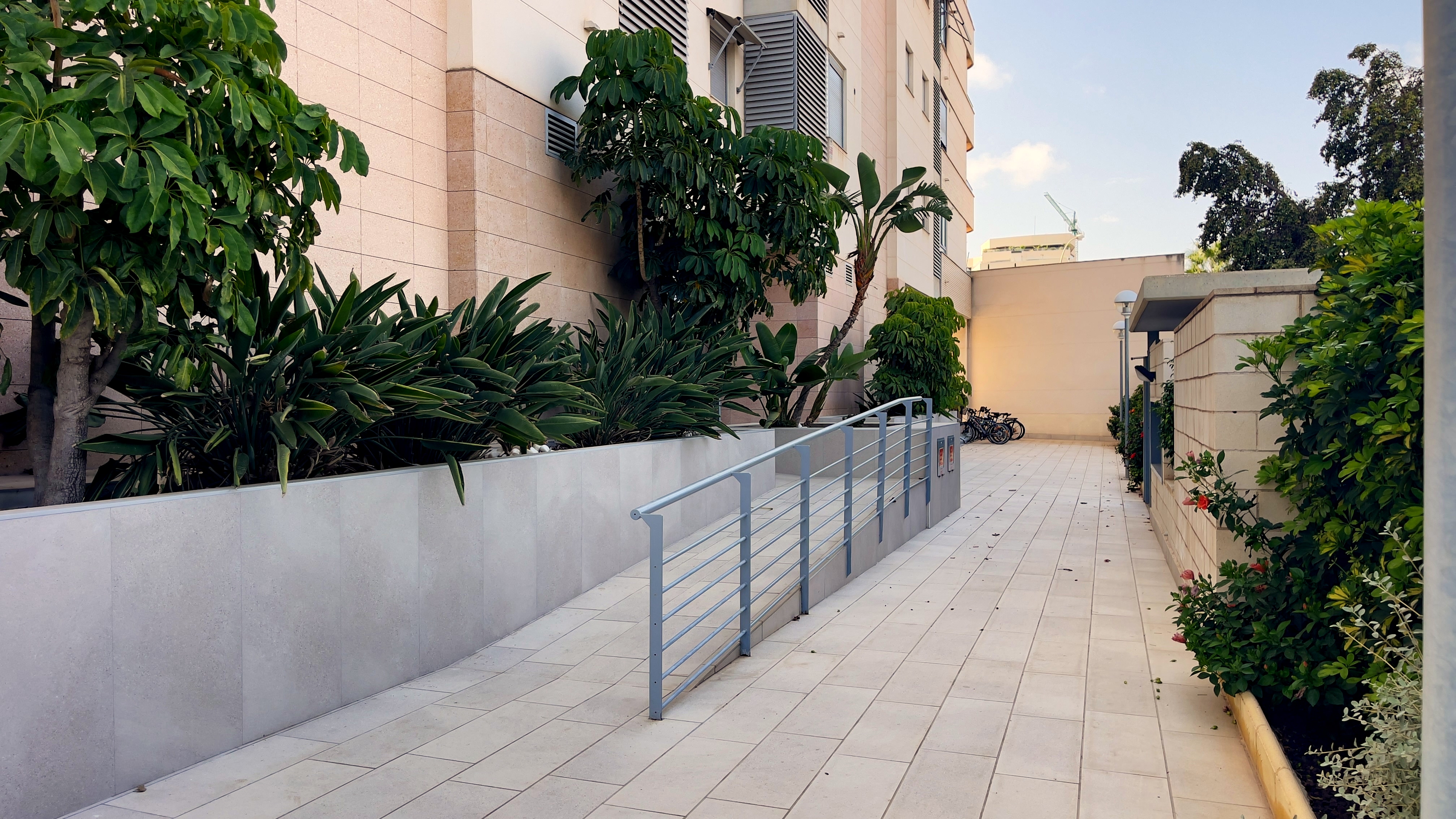 Piso amueblado con terraza, piscina y garaje en PAU 5