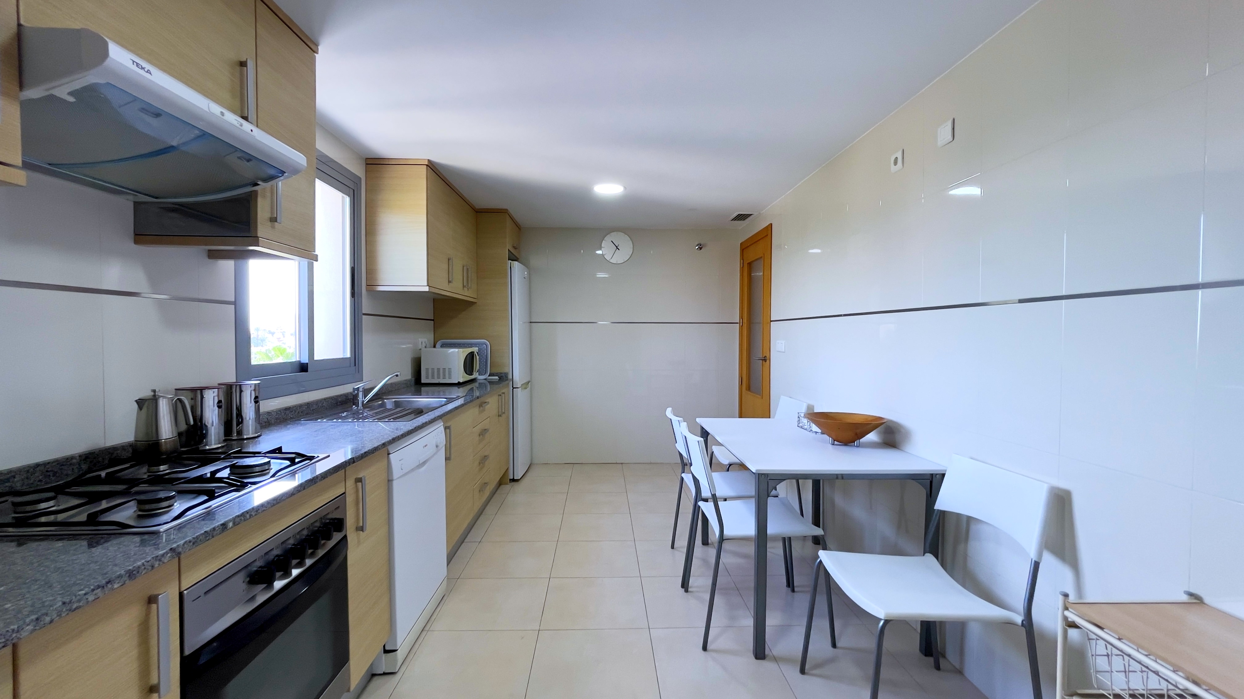 Piso amueblado con terraza, piscina y garaje en PAU 5