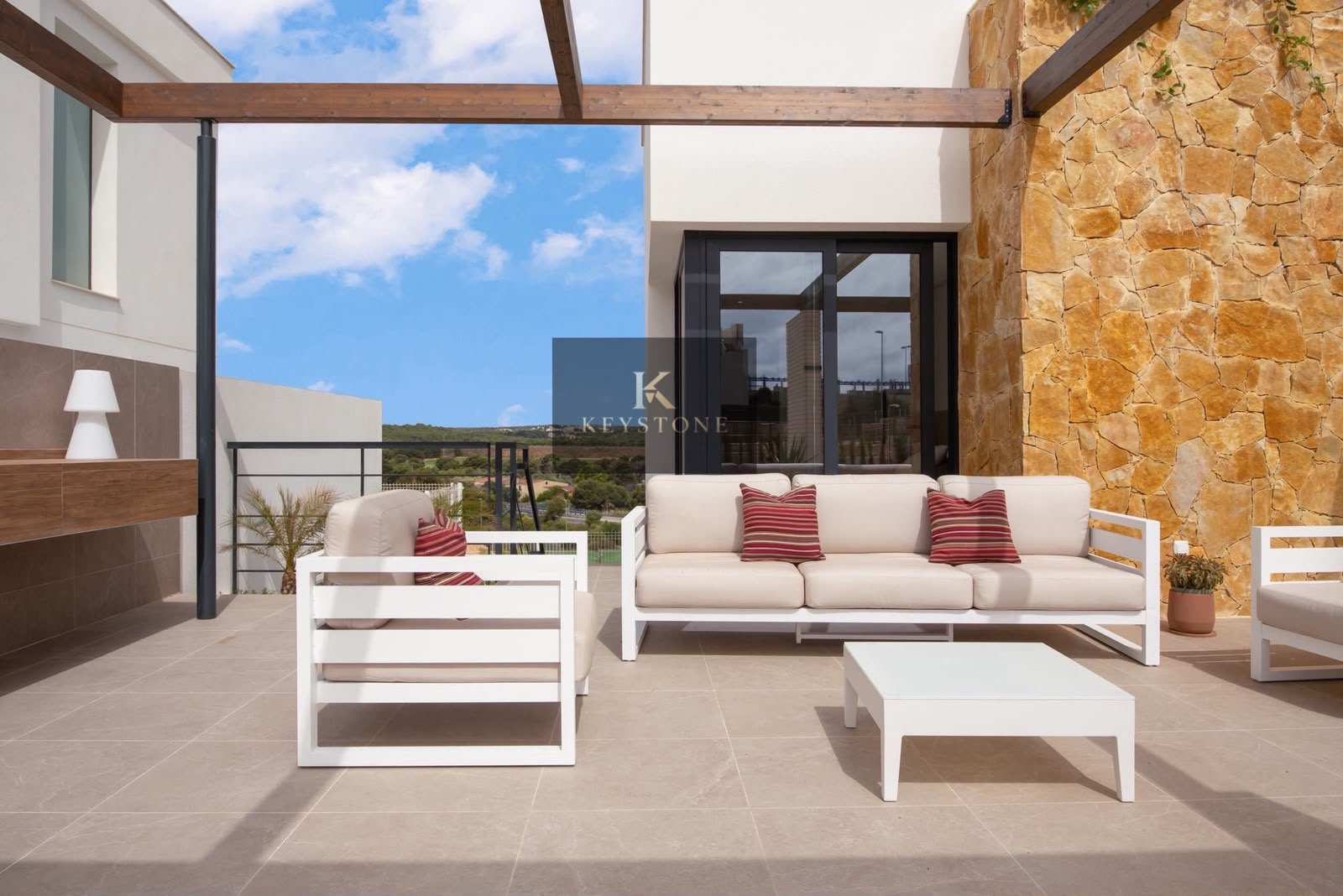 🏡 Exclusiva Villa Moderna con Piscina Privada y Vistas Despejadas – KEYSTONE