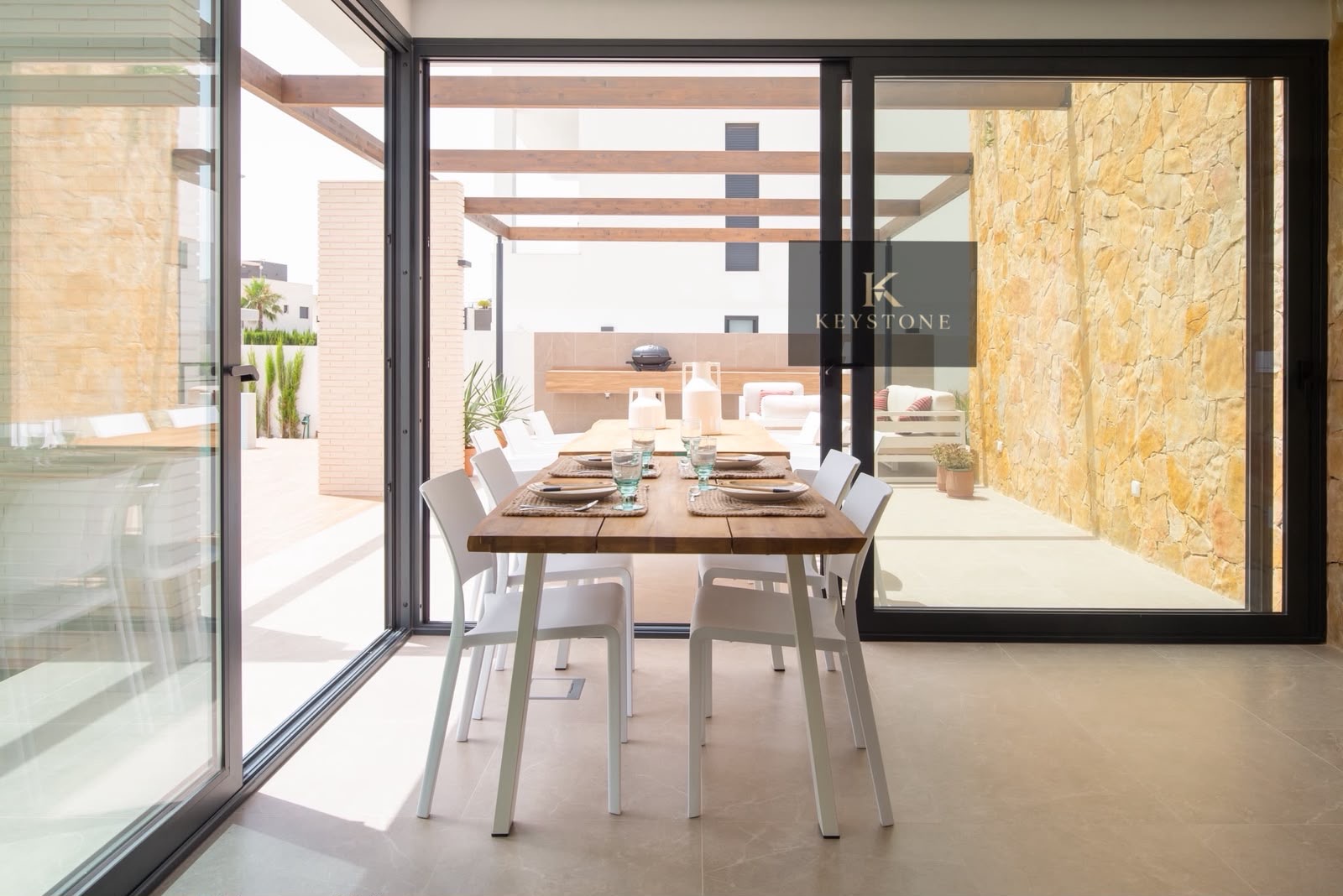 🏡 Exclusiva Villa Moderna con Piscina Privada y Vistas Despejadas – KEYSTONE