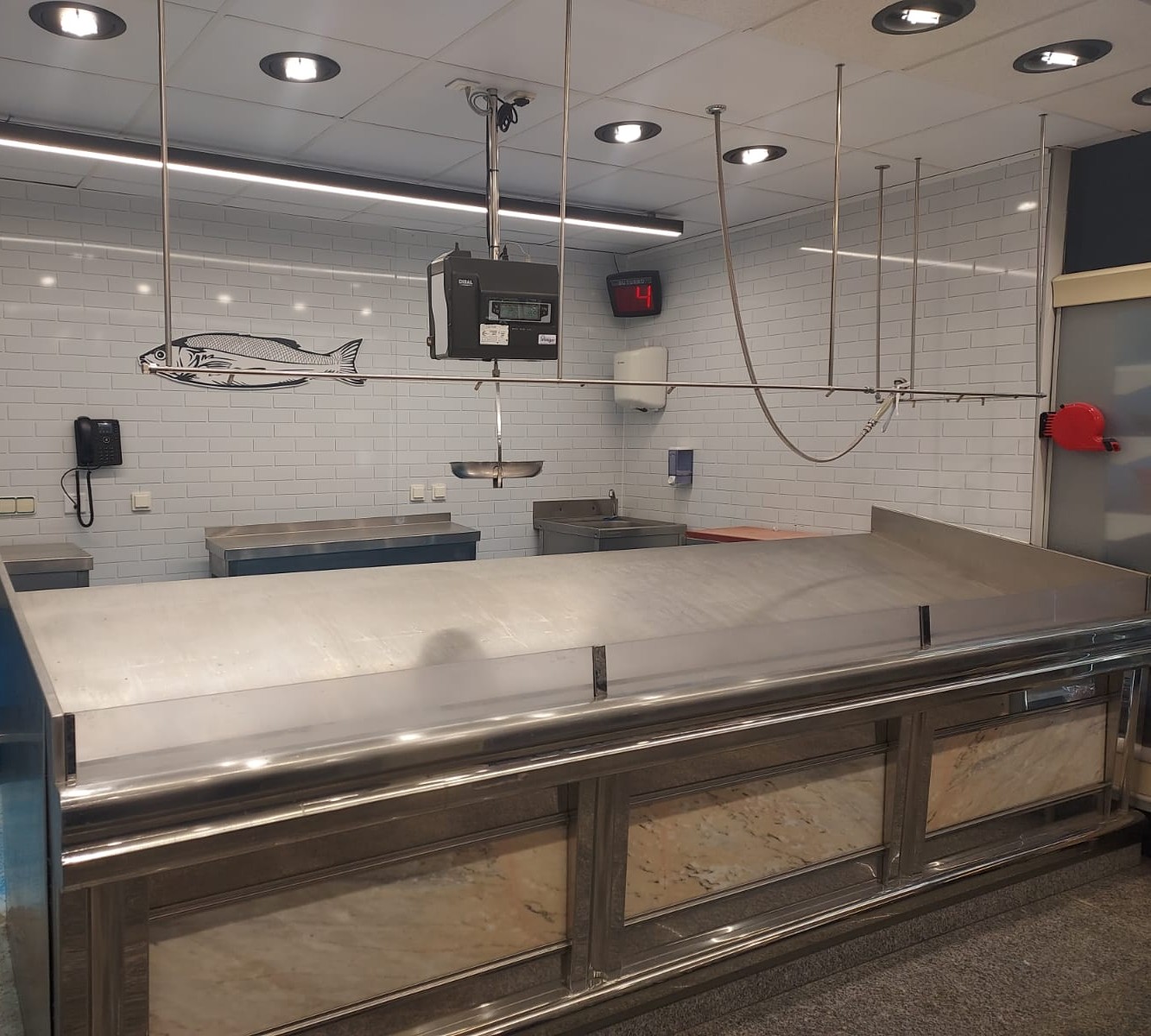 PESCADERÍA EN ALQUILER – ESPACIO TOTALMENTE EQUIPADO