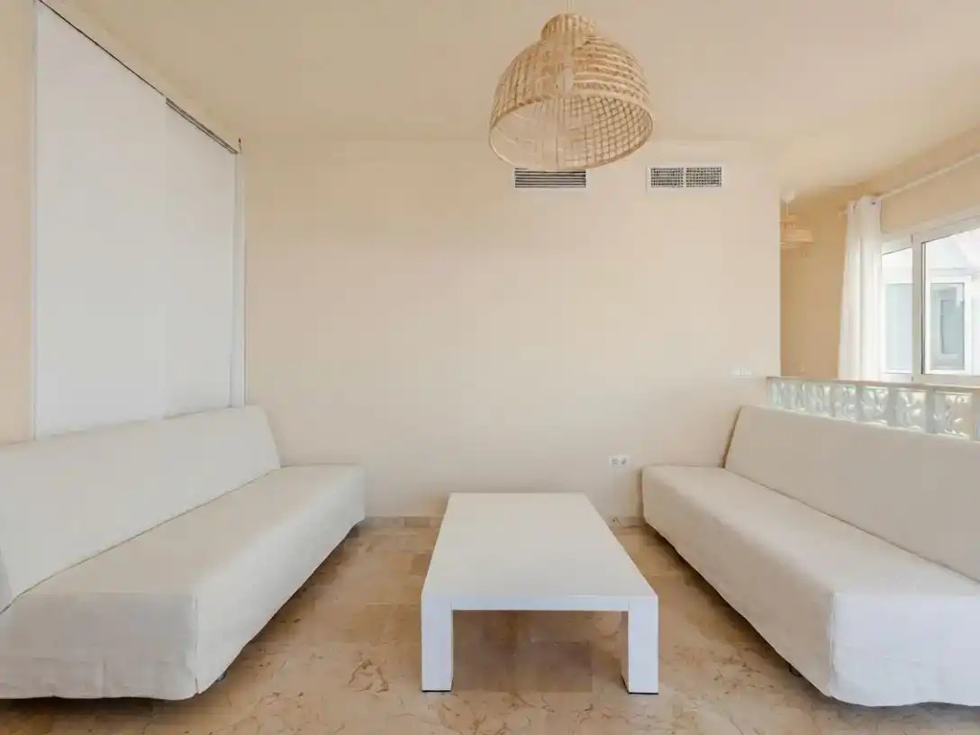 Ático de temporada con terrazas y piscina en Torreblanca del Sol